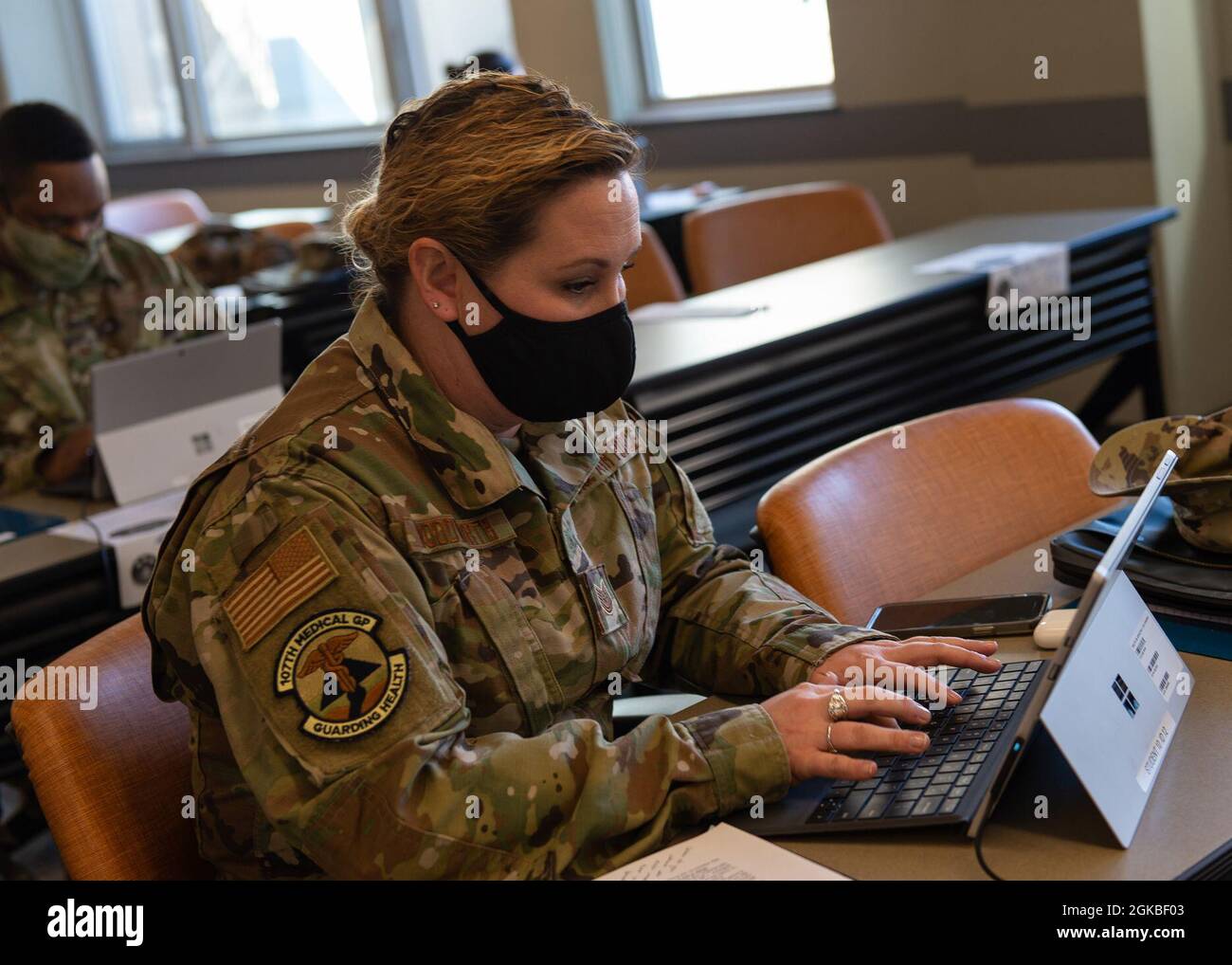 Les aviateurs de la U.S. Air Force dans le cadre du programme de certification des instructeurs de la Garde nationale aérienne travaillent sur des missions avec leurs instructeurs à l'I.G. Brown Training and Education Centre, 4 mars 2021, sur la base de la Garde nationale McGhee Tyson Air, dans l'est du Tennessee. Il y a près d’un an que le programme est revenu, à la suite de restrictions pendant la pandémie. Le cours de l'Université TEC est populaire parmi les spécialistes qui enseignent aux autres dans le cadre de leurs fonctions régulières. Les aviateurs apprennent à élaborer des plans de leçon, à analyser les besoins des élèves et à donner des conférences informelles et des démonstrations. Banque D'Images