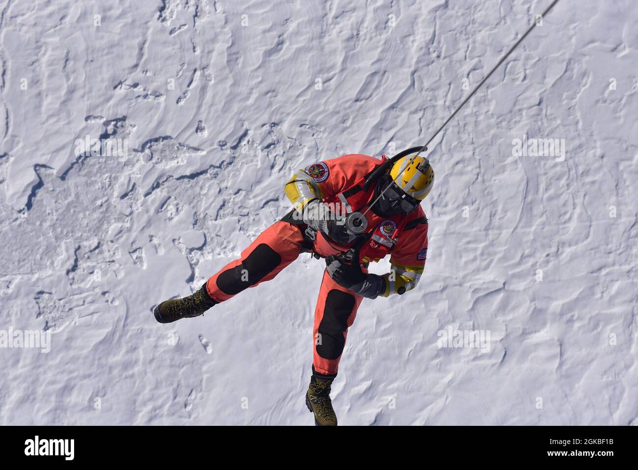 Le maître-chef Jeff Lowe, technicien en survie aérienne à la station aérienne de traverse City, est retourné dans un hélicoptère MH-60T Jayhawk après avoir terminé une formation de sauvetage sur glace près de Houghton, au Michigan, le 4 mars 2021. En plus de leurs fonctions bien connues de nageurs de sauvetage, les techniciens de survie de l'aviation sont également des experts dans l'entretien et le déploiement de matériel de sauvetage et de survie. Banque D'Images