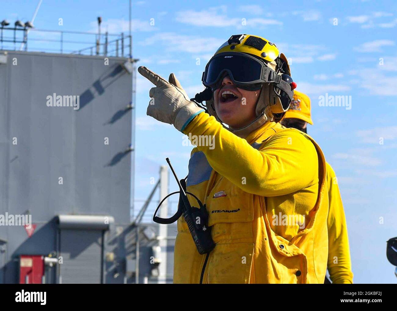 OCÉAN ATLANTIQUE (mars 04, 2021) Chef de scène enrôlé, Aviation Boatswain’s Mate 3rd Class Sydney Payne dirige des équipes de tuyaux et d’autres efforts de lutte contre les incendies au cours d’un exercice d’incendie à bord d’une station-service de pont de vol à bord de la base maritime expéditionnaire USS Hershel “Woody” Williams (ESB 4) dans l’océan Atlantique, 04 mars 2021. Hershel « Woody » Williams travaille à la Sixième flotte des États-Unis pour mener une formation en interopérabilité et établir des partenariats stratégiques avec leurs partenaires africains. Banque D'Images