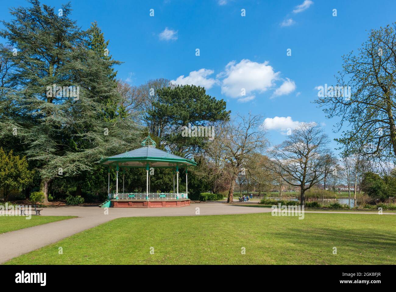 Vue de printemps ensoleillée sur le kiosque à musique de South Park, Darlington, comté de Durham Banque D'Images