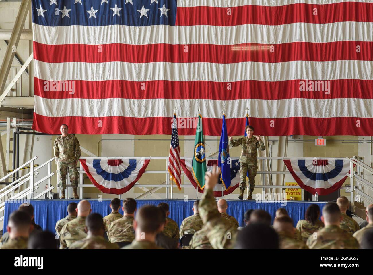 Sergent-chef de la Force aérienne des États-Unis. Brian Kruzelnick, chef du commandement de la mobilité aérienne et général Jaqueline Van Ovost, commandant du CMA, répondent aux questions lors d'une visite à la base aérienne de Fairchild, Washington, le 4 mars 2021. L'équipe de commandement de l'AMC a discuté des priorités, y compris l'innovation, la résilience, la connectivité, la diversité et l'inclusion. Banque D'Images