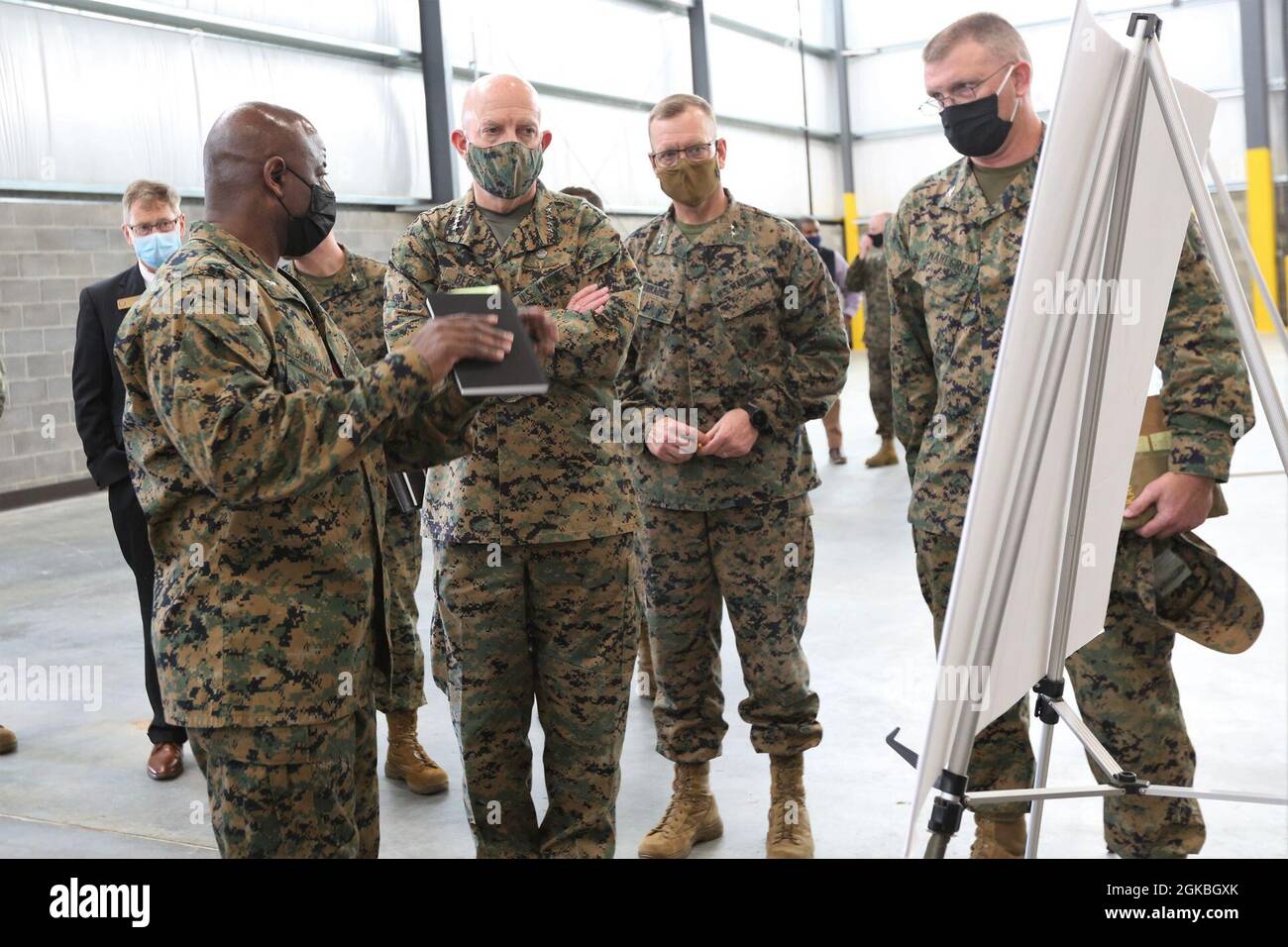 Le 38e commandant du corps des Marines, le général David H. Berger, est informé par le SgtMaj Jeffrey A. Young, base de logistique du corps des Marines, Albany, GA., sergent-major, mars 04, 2021. Le but de la visite était de visiter les installations pour observer comment l'installation soutiendra les efforts de modernisation du corps des Marines. Banque D'Images