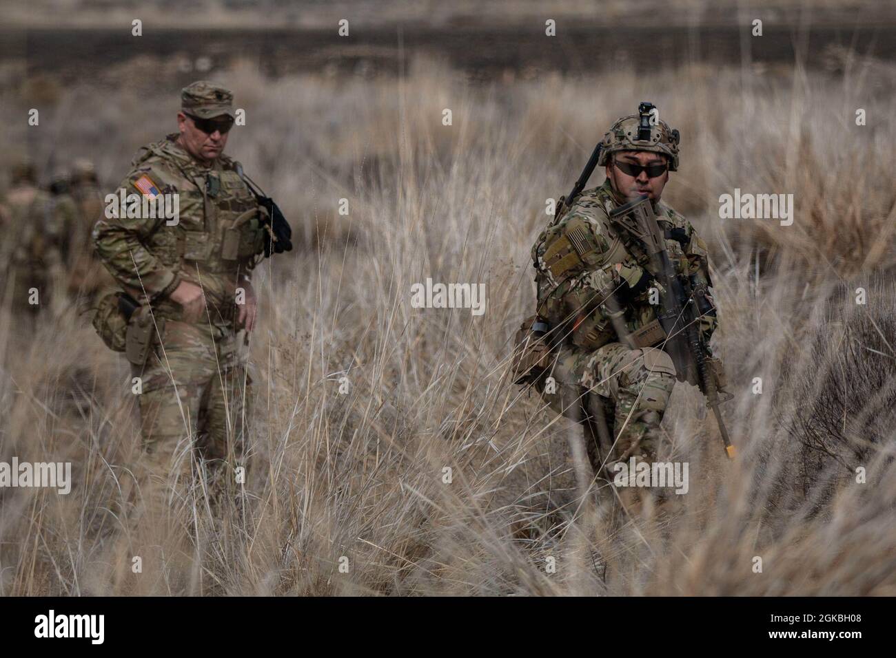 Le lieutenant-colonel Craig Broyles, Garde nationale de l'armée de Washington, commandant du 3e Bataillon du 161 Infantry Regiment, 'Shark Rifles', 81e équipe de combat de la Brigade Stryker, observe ses soldats lors de l'entraînement de l'escouade en direct et en mouvement tactique, le 4 mars 2021, au centre d'entraînement de Yakima, Washington. Les soldats du « requin Rifle » se préparent à une rotation d'entraînement d'un mois à fort Irwin, centre national d'entraînement de Californie. Banque D'Images