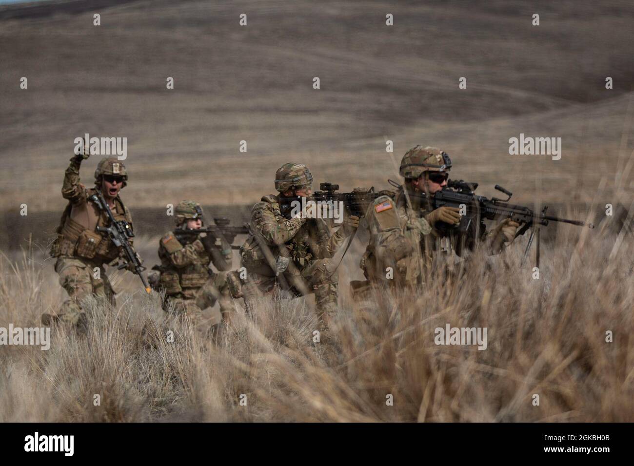 Les soldats de la Garde nationale de l'Armée de Washington, affectés au 3e Bataillon, 161e Régiment d'infanterie, 'les fusils de requins', 81e équipe de combat de la Brigade Stryker, ont localisé une cible pendant l'entraînement de l'escouade en direct et de mouvement tactique, le 4 mars 2021, au Centre d'entraînement de Yakima, Washington. Les soldats se préparent à une rotation d'entraînement d'un mois à fort Irwin, le Centre national d'entraînement de la Californie. Banque D'Images