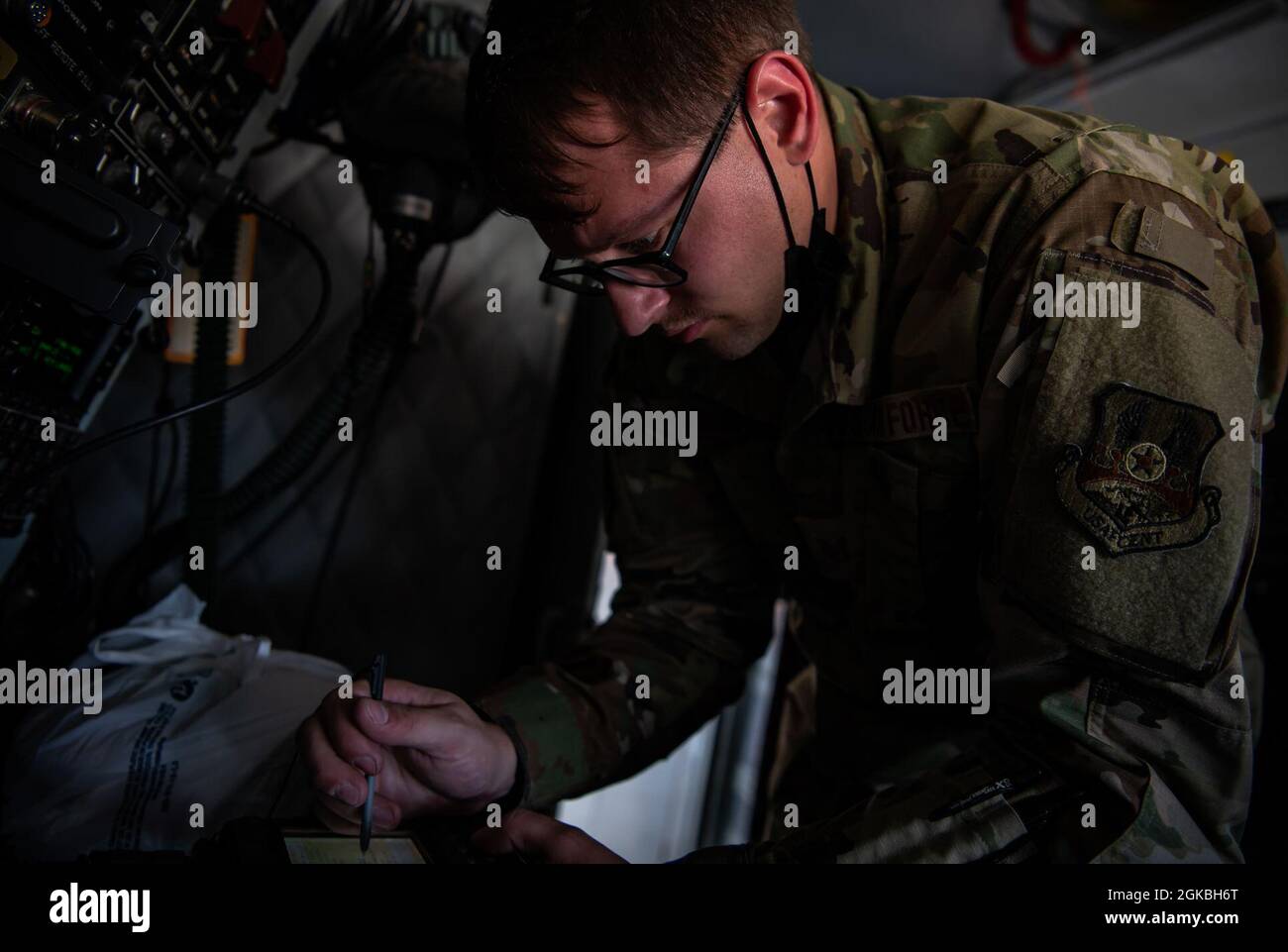 Un technicien en communications de l'équipage du 350e Escadron de ravitaillement expéditionnaire de l'Armée de l'Air des États-Unis effectue des inspections avant le vol au cours d'un événement de cinq jours de Capstone d'emploi de l'Agile central de la Force aérienne à Jeddah, en Arabie Saoudite, le 4 mars 2021. L'événement Agile Capstone d'AFCENTs améliore les compétences en matière de puissance aérienne du théâtre, en validant les capacités opérationnelles et le commandement et le contrôle tout en renforçant simultanément les partenariats régionaux. Banque D'Images