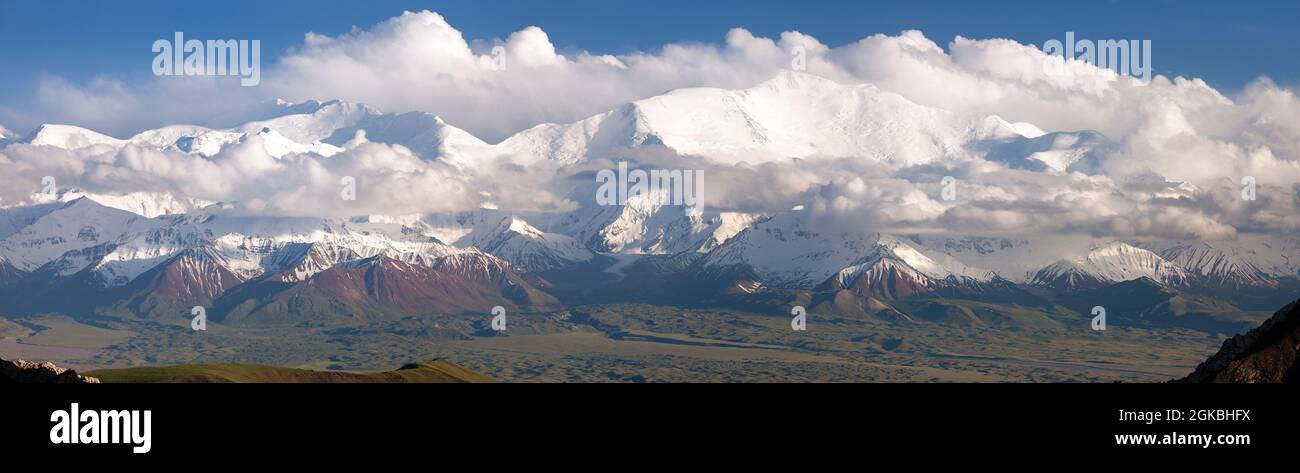 Vue panoramique sur le pic Lénine depuis la gamme Alay - Kirghizistan Montagnes Pamir - Kirghizistan et Tadjikistan frontière - Asie centrale 'toit Du monde » Banque D'Images