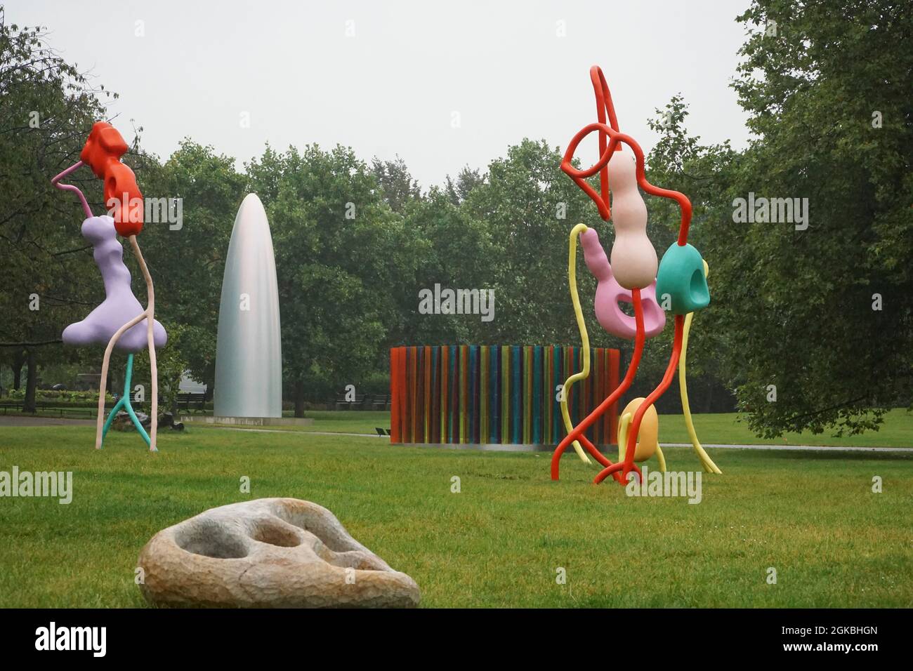 Londres, Royaume-Uni, 14 septembre 2021 : des sculptures de dix-sept artistes différents ont été exposées à Regent's Park pour l'exposition annuelle de sculptures de Frieze. 'Muamba Grove,' 2019, un ensemble de trois sculptures de Vanessa da Silva, ajoute de la couleur au parc par une journée grise. Anna Watson/Alay Live News Banque D'Images