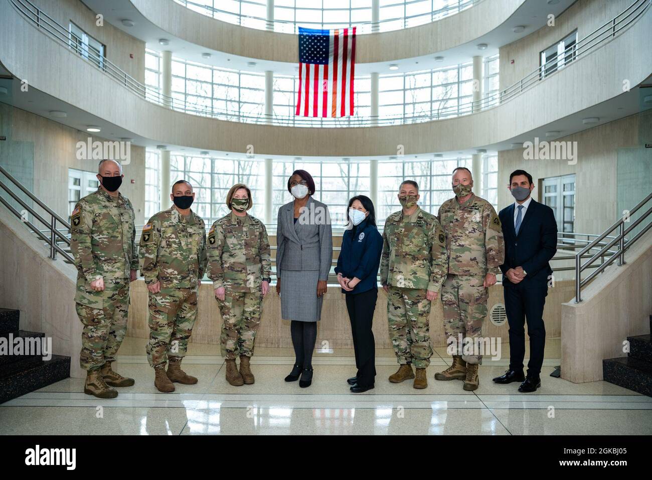 New York, NY, le 4 mars 2021 — le lieutenant-général Laura Richardson, commandant général de l'Armée du Nord des États-Unis, visite la région II de la FEMA pour une mise à jour sur les progrès des efforts de vaccination de la COVID-19 dans la région. De gauche à droite : Col. Thomas F. Pike Jr., CSM Phil Barretto, Lgén Richardson, sous-administrateur intérimaire de la région II Dale Mcshine, FCO adjoint Lai Sun Yee, Major général Jeffrey P. Van, Brig. Le général Robert E. Suter et le chef d'état-major de la région II Joe Sciortino posent pour une photo de groupe lors d'une visite du tribunal de district américain - district est de New York. K.C. Wilsey/FEMA Banque D'Images