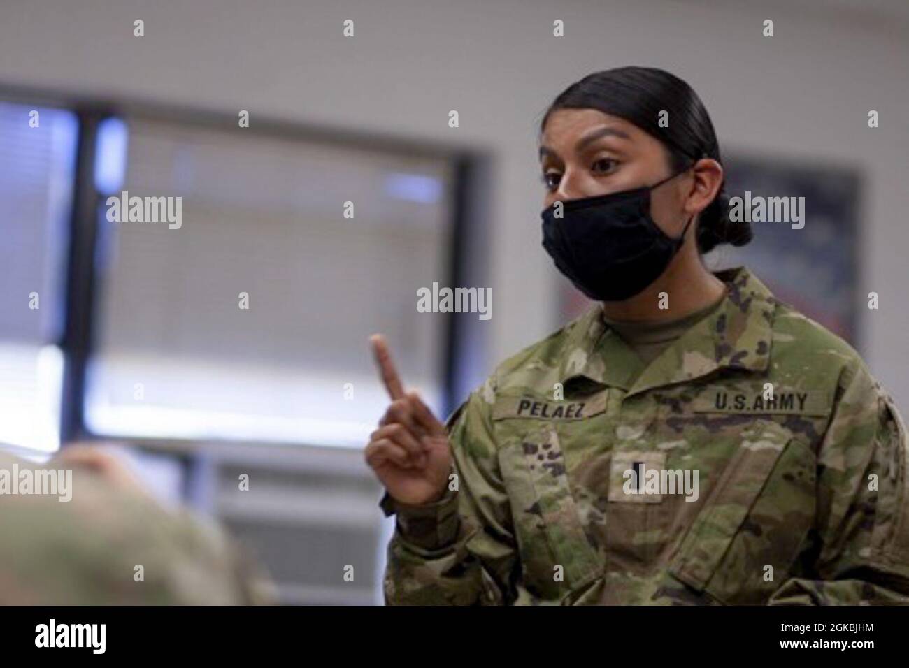 Armée des États-Unis 1re Lt. Diana Pelaez, officier de défense chimique, biologique, radiologique et nucléaire affecté au 83e Bataillon de chimie à fort Stewart, en Géorgie, vient du Nouveau-Brunswick, dans le New Jersey. Elle est titulaire d’un baccalauréat ès sciences en santé et en sciences de l’Université Norwich, où elle a participé au programme du corps de formation des officiers de réserve de l’Armée de terre, et travaille actuellement à une maîtrise en ergothérapie ou en physiothérapie. Elle a été commandée en 2017, a depuis été déployée en Corée, a servi comme chef de peloton et commandant de véhicule stryker, et est maintenant un cadre exécutif de la compagnie. “ Banque D'Images