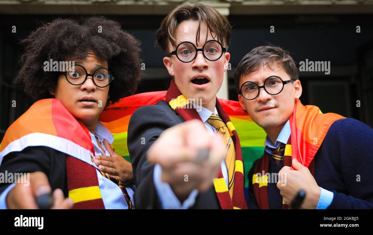 Londres, Royaume-Uni. 14 septembre 2021. La célèbre troupe originale de «Dumbledore is so gay» sera de retour au service de la nostalgie Harry Potter au Théâtre de la plaisance ce mois-ci (21 septembre 26). Pour la photocalgie, ils se rassemblent à la Reptile House du zoo de Londres ZSL, un lieu emblématique de Harry Potter et de la Pierre du philosophe, dans des costumes qui célèbrent le statut de super fan du personnage central Jack. S'unir pour raconter cette histoire optimiste de l'amour de soi et de l'amitié sont les acteurs Alex Britt comme Jack, Max Percy comme Ollie/Martin et Charlotte Dowding comme Gemma/Sally/Madame DuBois. Credit: Imagetraceur/Alamy Live News Banque D'Images