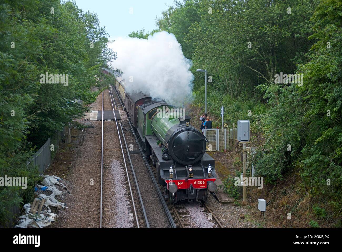 La locomotive à vapeur ThomsonClass B1 n° 61306 'Mayflower' traverse la gare de Stonegate à East Sussex, au Royaume-Uni, avec un train charter spécial transporté à la vapeur Banque D'Images