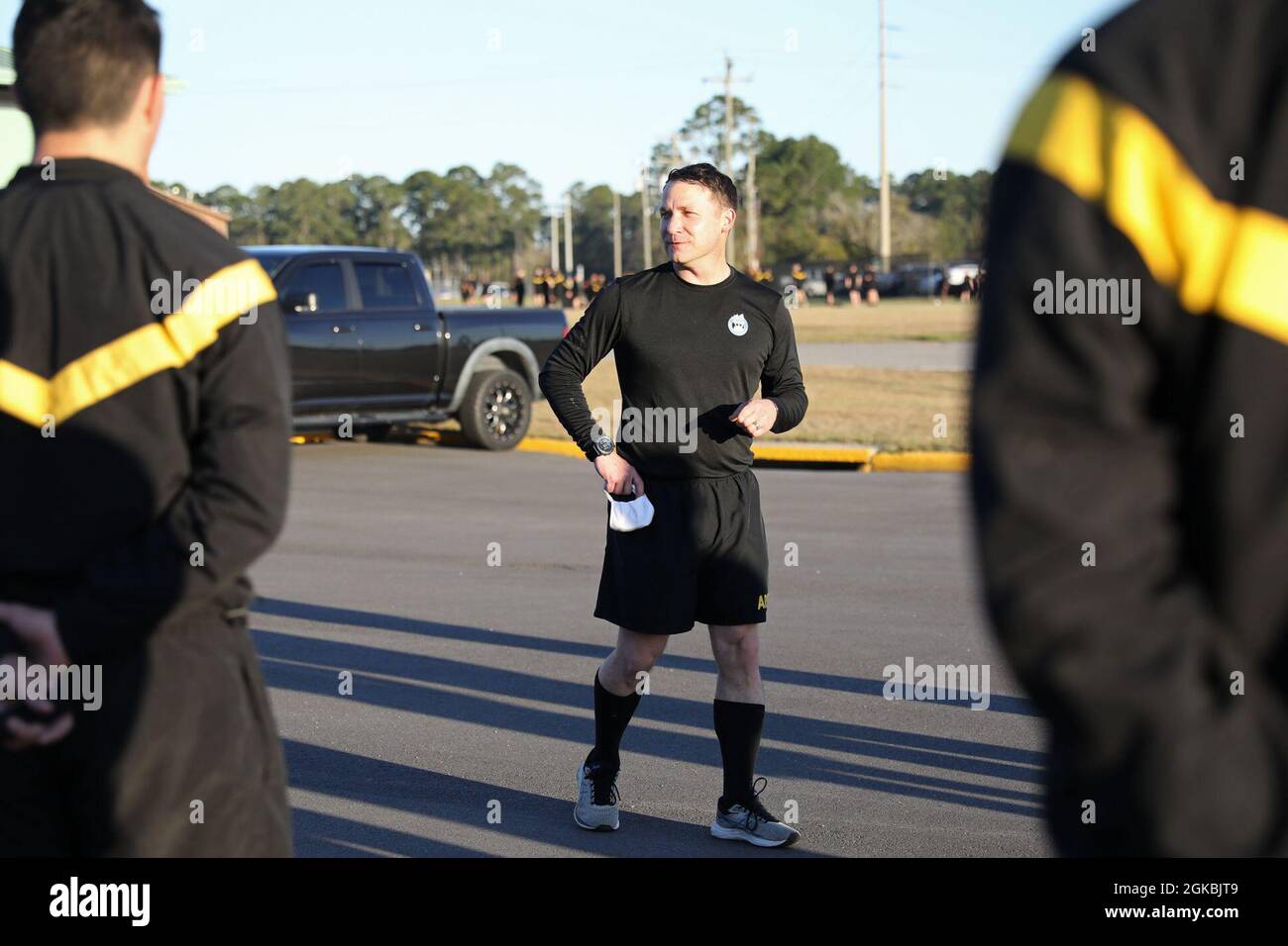 Le lieutenant-colonel Kelly McCay, commandant du quartier général et du bataillon du quartier général de la 3e Division d'infanterie, discute de l'extrémisme dans les rangs après l'entraînement physique à fort Stewart, en Géorgie, le 5 mars 2021. « quelle excellente occasion de profiter de nouvelles restrictions [de l’ordre général 1] levées et de mener [l’entraînement physique] au niveau des peloton. Renforcer les équipes et être inclusivité ce matin avant de parler de groupes, de personnes et d’idées qui vont à l’encontre de cette culture [extrémiste et extrémiste] », a déclaré McCay. Banque D'Images