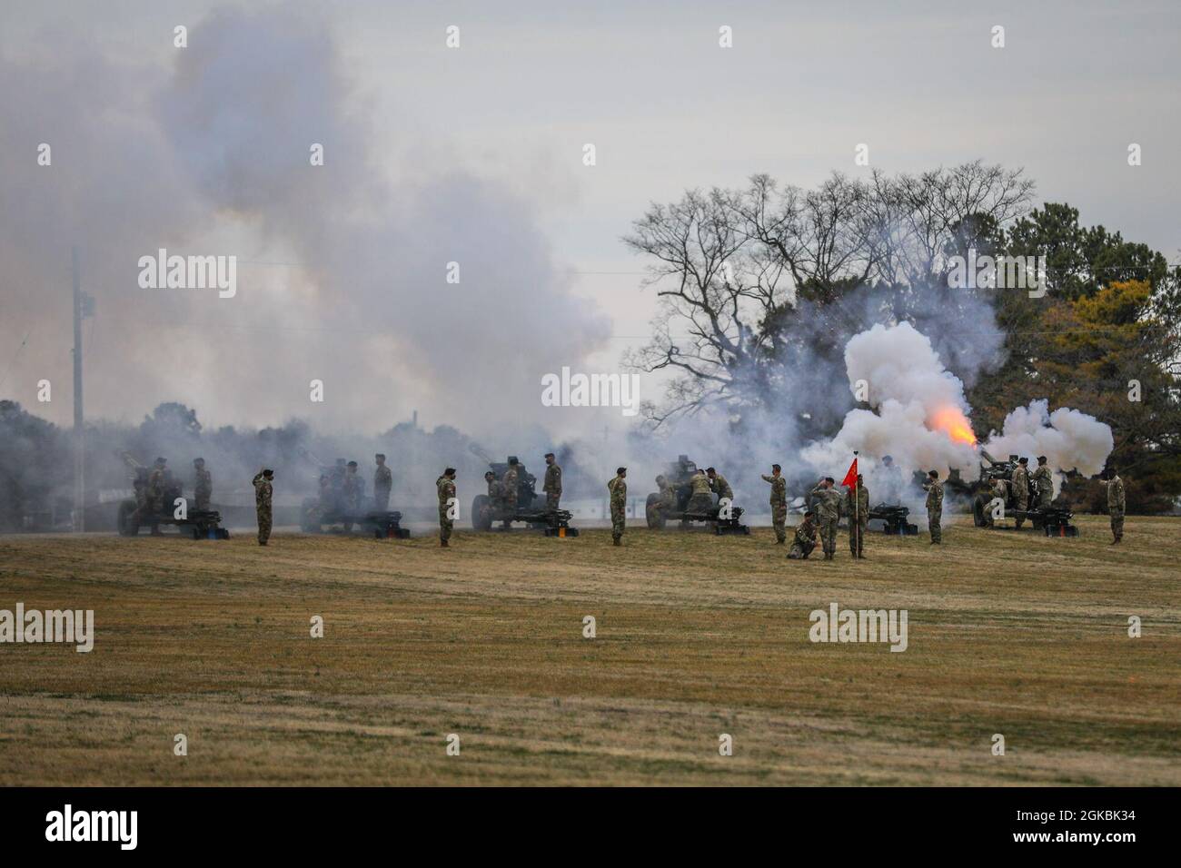 Les soldats affectés à Bravo Battery, 1er Bataillon, 320e Régiment d'artillerie de campagne, 2e équipe de combat de brigade, 101e Division aéroportée (assaut aérien), saluent les Howitzers M119 lors de la cérémonie de changement de commandement de la division, le 5 mars 2021, à fort Campbell, Ky. Banque D'Images