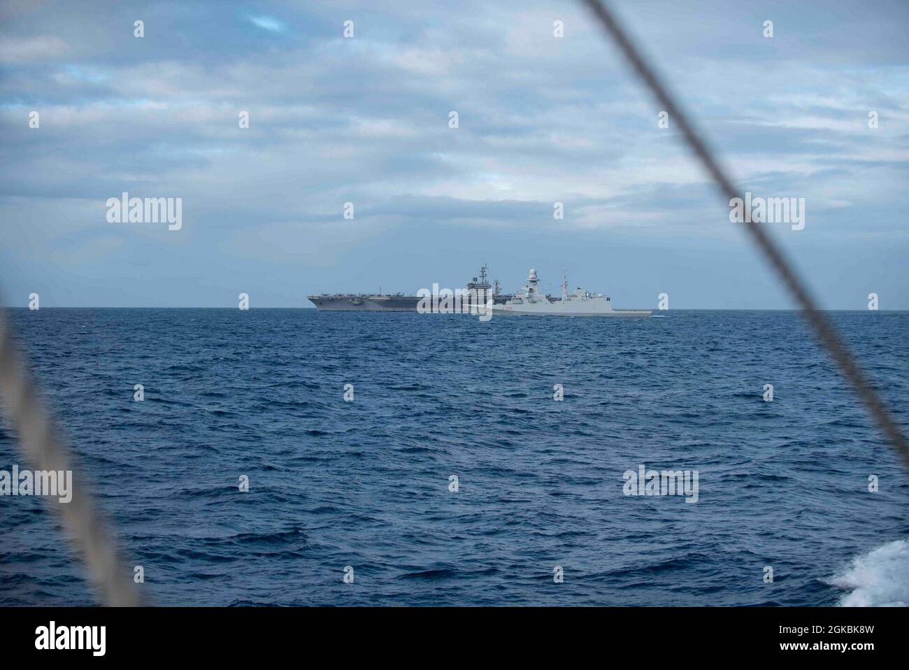 210305-N-QD512-2719 OCÉAN ATLANTIQUE (le 5 mars 2021) la frégate de classe Carlo Bergamini DE la Marine italienne, SON Luigi Rizzo (F 595), front, et le porte-avions de classe Nimitz USS Dwight D. Eisenhower (CVN 69) naviguent en formation avec le destroyer de missile guidé de classe Arleigh Burke, USS Mitscher (DG 57), 5 mars 2021. Mitscher est en cours de déploiement de routine dans la zone d'opérations de la Sixième flotte des États-Unis pour soutenir les intérêts nationaux et la sécurité des États-Unis en Europe et en Afrique. Banque D'Images