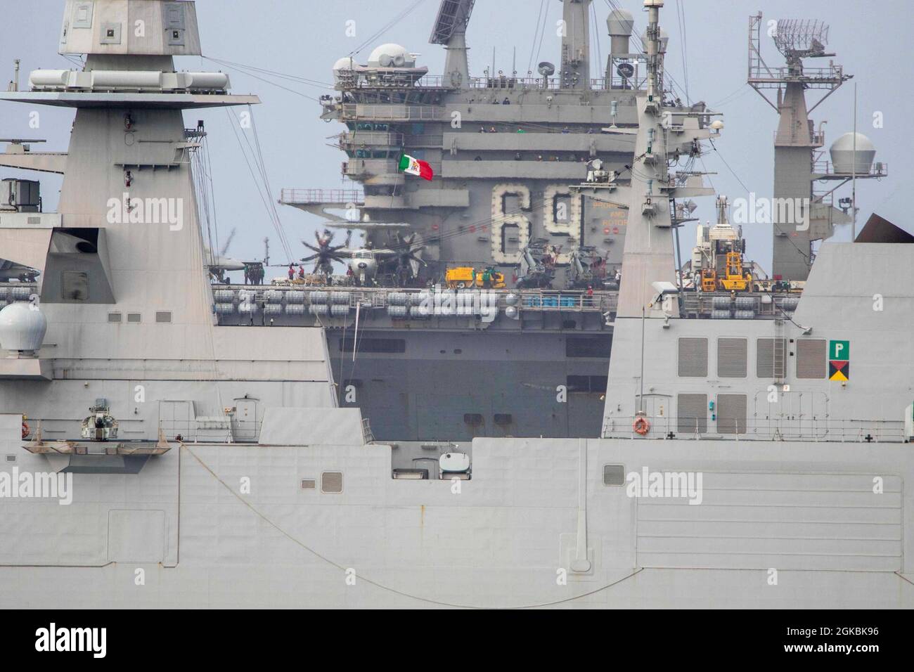 2210305-N-QD512-2758 OCÉAN ATLANTIQUE (le 5 mars 2021) la frégate de classe Carlo Bergamini DE la Marine italienne, SON Luigi Rizzo (F 595), front, et le porte-avions de classe Nimitz USS Dwight D. Eisenhower (CVN 69) naviguent en formation avec le destroyer de missile guidé de classe Arleigh Burke, USS Mitscher (DG 57), 5 mars 2021. Mitscher est en cours de déploiement de routine dans la zone d'opérations de la Sixième flotte des États-Unis pour soutenir les intérêts nationaux et la sécurité des États-Unis en Europe et en Afrique. Banque D'Images