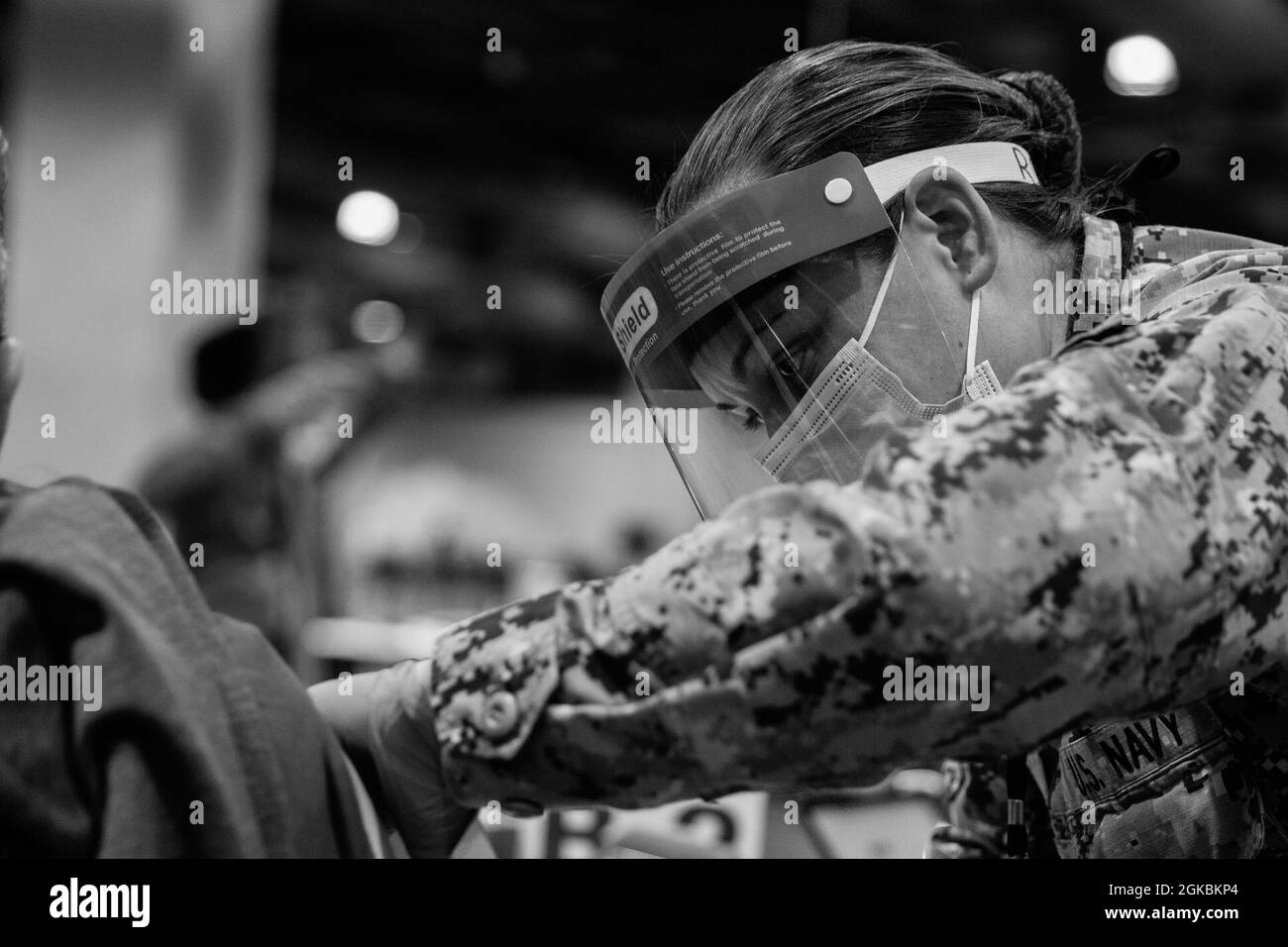 U.S. Navy Hospital Corpsman 3e classe Lauren Rovi, originaire de Briminghan, Alabama, et du combat Logistics Battalion 22 (CLB-22), administre un vaccin COVID-19 à un membre de la communauté locale de Philadelphie au Centre de vaccination communautaire de Center City géré par l'État et soutenu par le gouvernement fédéral au Pennsylvania Convention Center à Philadelphie le 5 mars 2021. Des Marines et des marins du CLB-22 de Camp Lejeune, en Caroline du Nord, sont déployés à l'appui des opérations fédérales d'intervention en cas de vaccination du ministère de la Défense. Le Commandement du Nord des États-Unis, par l'entremise de l'Armée du Nord des États-Unis, demeure déterminé à fournir des services continus, f Banque D'Images