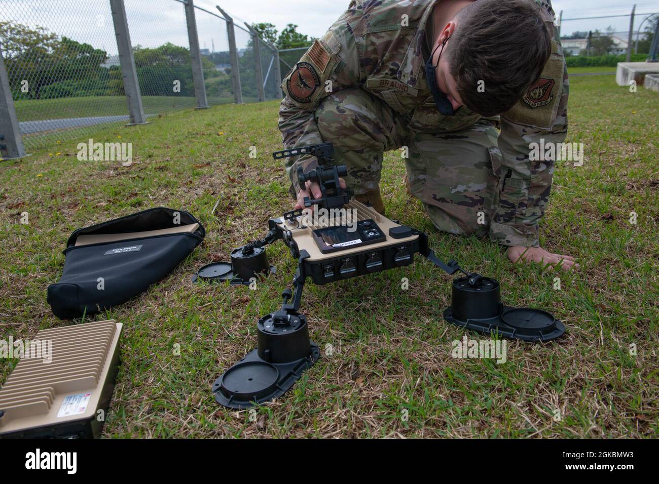 U.S. Air Force Airman 1re classe Benjamin Braun, technicien en systèmes de transmission de fréquences radio au 18e Escadron de communications, ajuste le modem d'un satellite terminal à très petite ouverture à la base aérienne de Kadena (Japon), le 5 mars 2021. Un modem satellite est utilisé pour établir des transferts de données en utilisant les satellites de communication comme relais. La fonction principale d’un modem satellite est de transformer un flux binaire d’entrée en signal radio et vice versa. Banque D'Images