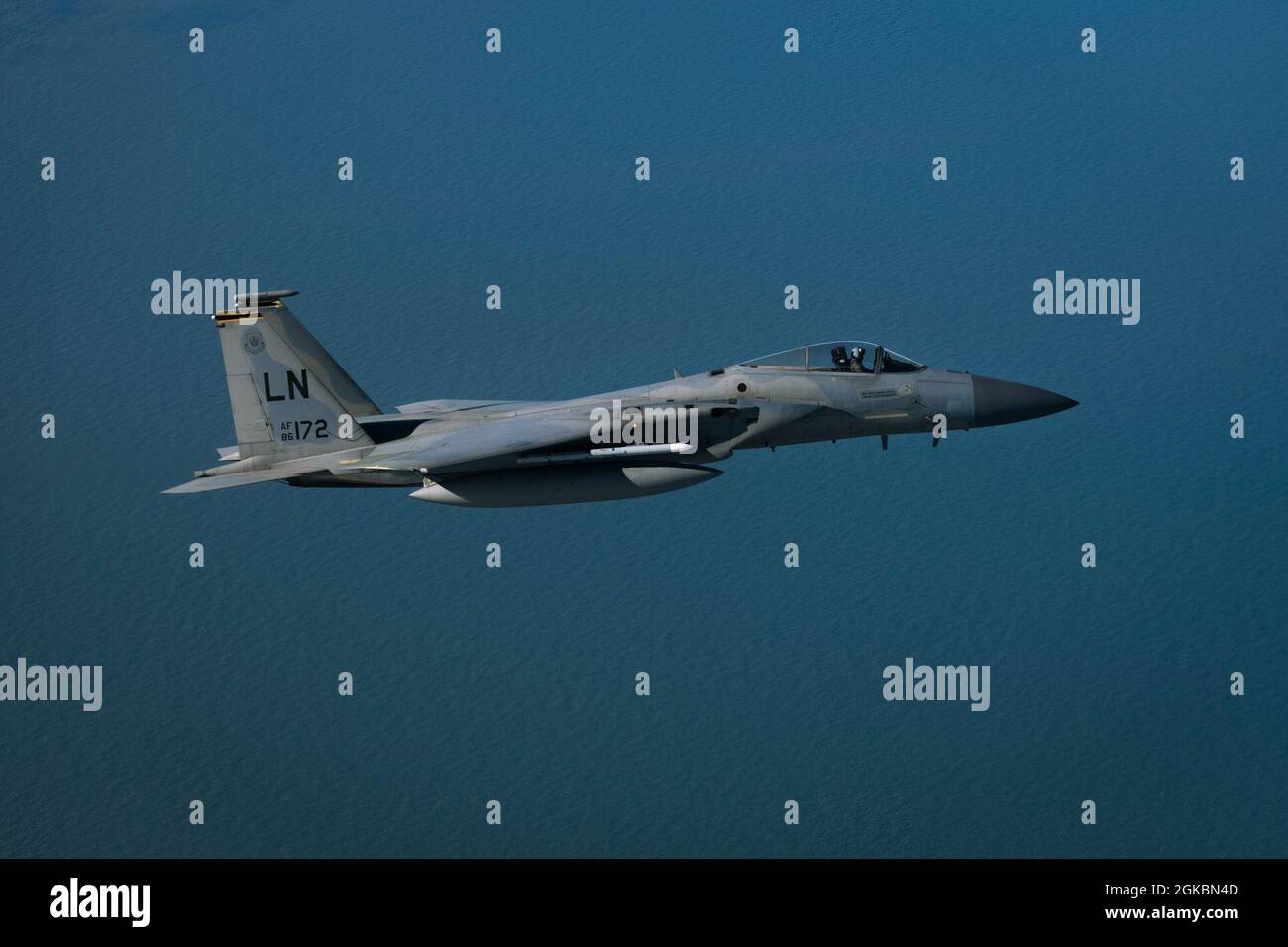 Un aigle F-15C de la Force aérienne des États-Unis affecté au 493e Escadron de chasseurs, effectue des opérations d'entraînement aérien au-dessus de la mer du Nord, le 5 mars 2021. La 493e organise une formation quotidienne de routine pour s'assurer que la 48e aile de chasseurs offre des capacités de combat aérien uniques lorsqu'elle est appelée. Banque D'Images