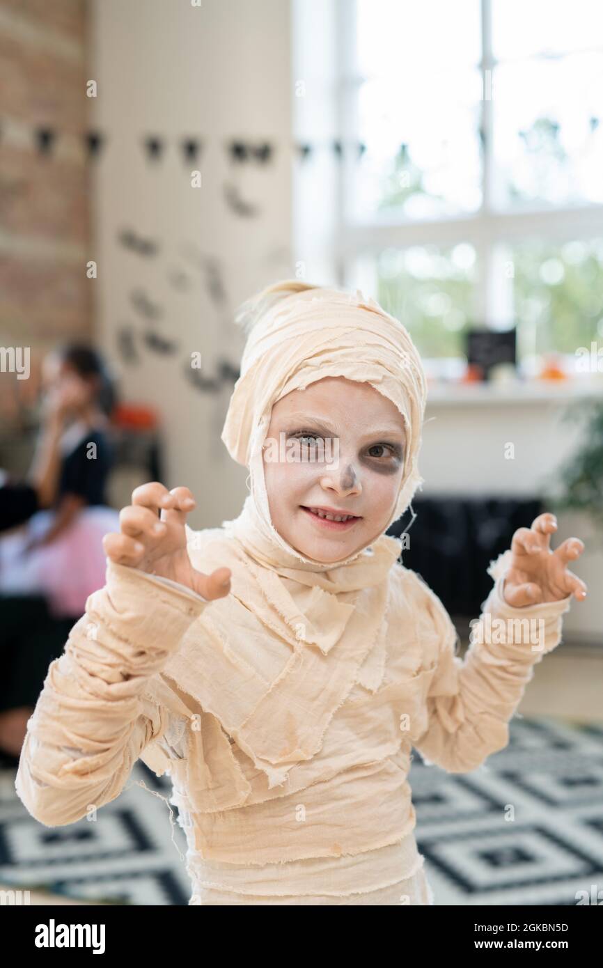 Petit garçon en costume de maman ayant du plaisir le jour d'halloween Banque D'Images