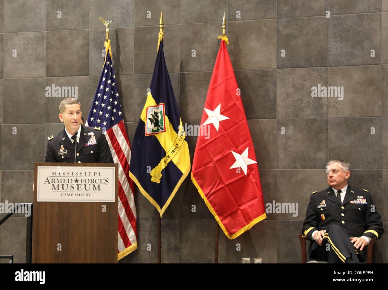 Bang. Le général Michael Cleveland, commandant du 66e commandement de la troupe, s'adresse à un auditoire lors de sa cérémonie de promotion au Camp Shelby joint Forces Training Center, Mississippi, le 6 mars 2021. Cleveland a récemment pris le commandement de 66TC. Banque D'Images