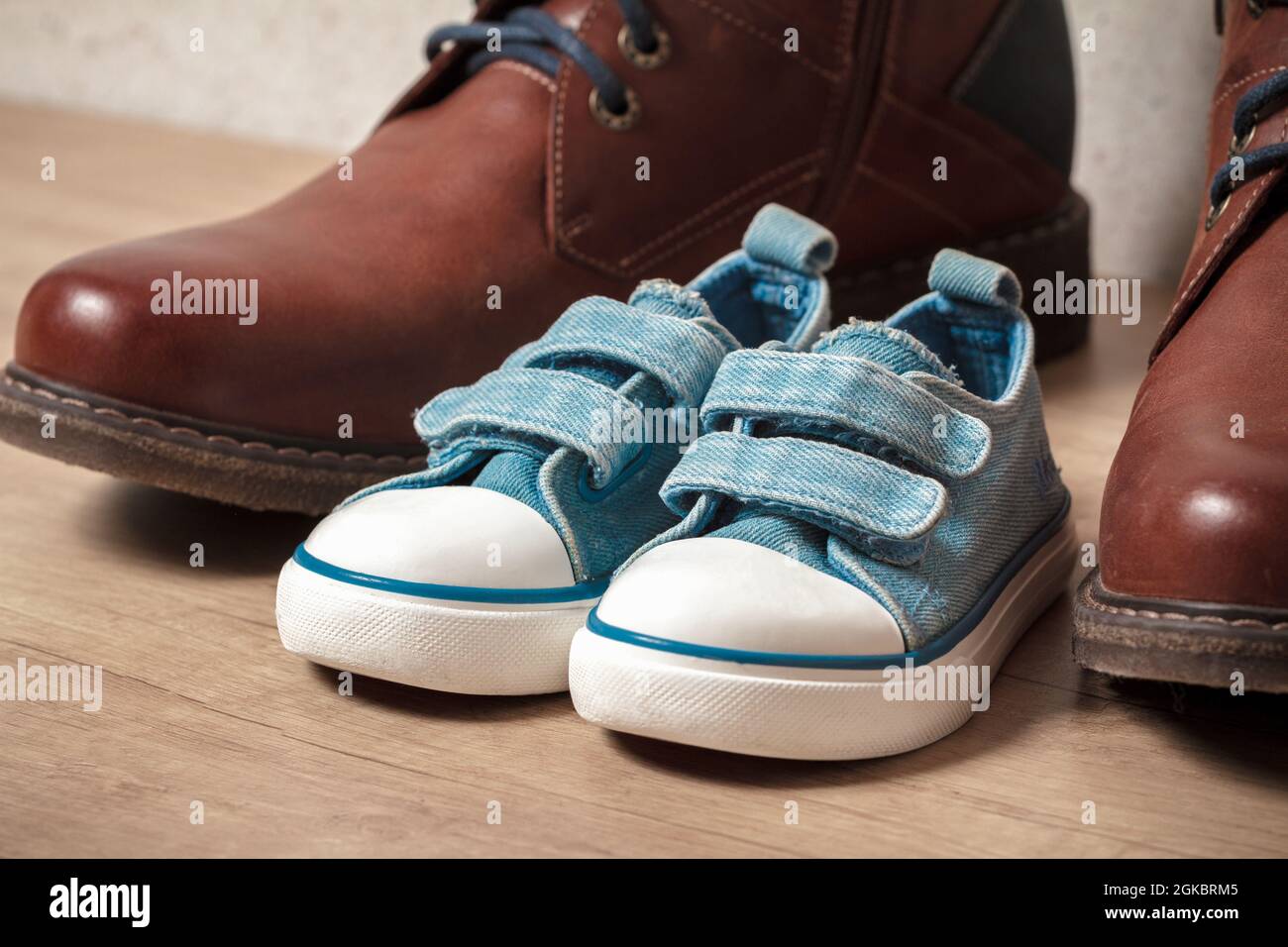 Chaussures pour hommes et enfants sur un parquet Banque D'Images