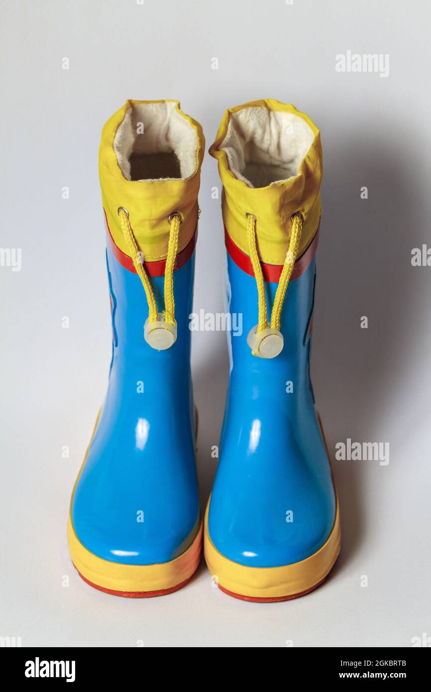 Bottes en caoutchouc pour enfants sur fond blanc Banque D'Images