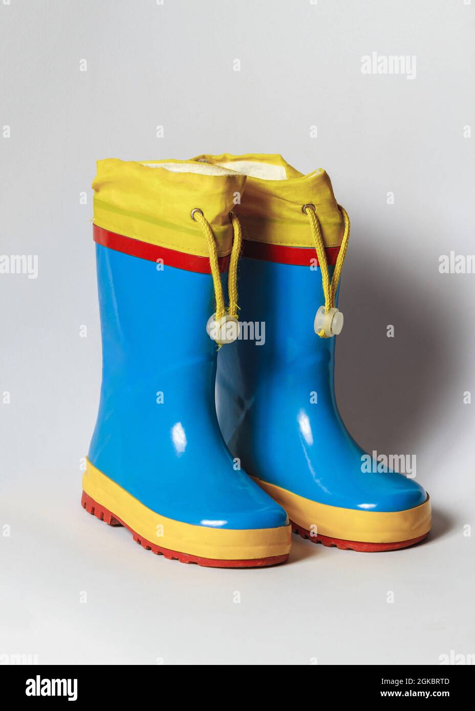 Bottes en caoutchouc pour enfants sur fond blanc Banque D'Images