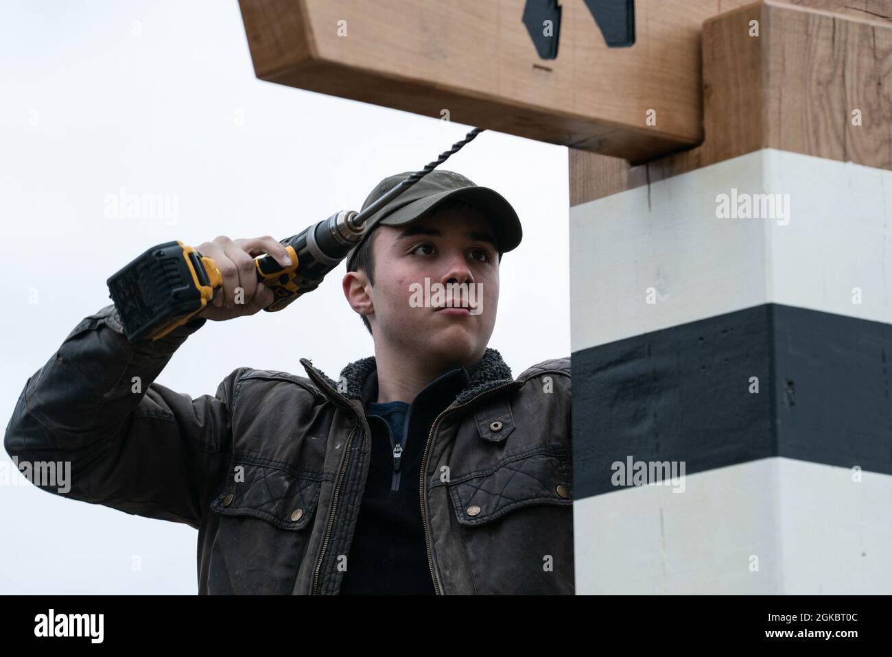 Cole Heard, fils du lieutenant-colonel Jason Heard, 48e chef des plans et programmes de la Fighter Wing, s'invente dans la structure supérieure de la voûte lors de la construction à la Royal Air Force Lakenheath, en Angleterre, le 6 mars 2021. L'arche a été construite comme un projet de scout d'aigle, une occasion pour un scout de démontrer des capacités de leadership tout en réalisant un projet au profit de leur communauté. Banque D'Images