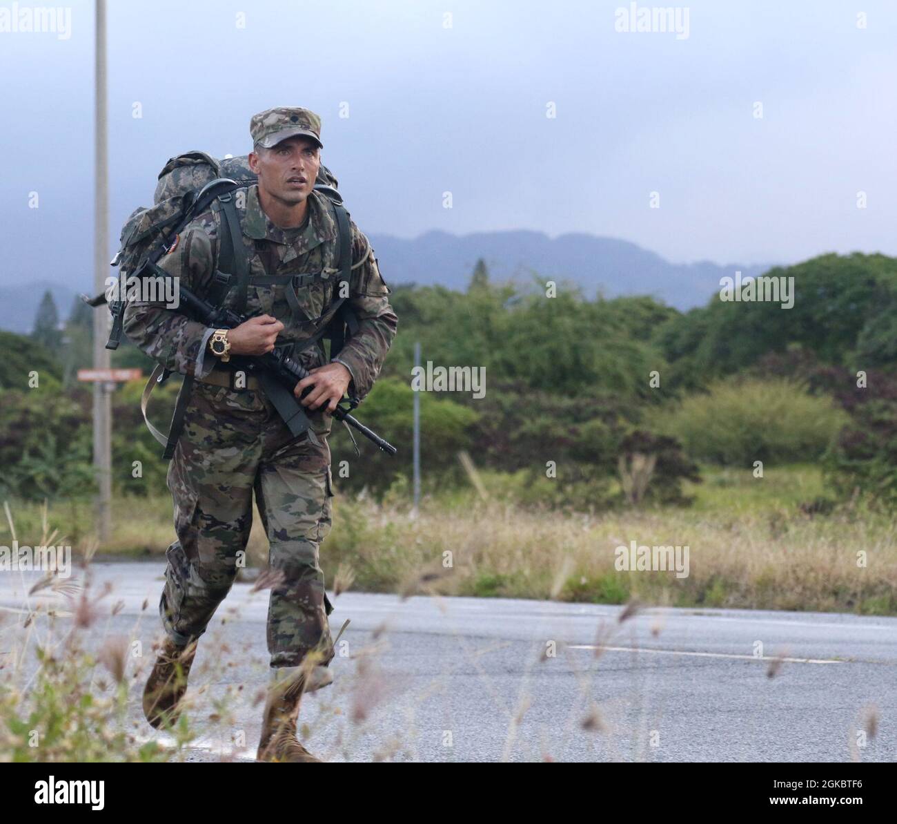 Garde nationale de l'armée d'Hawaï SPC. Michael J. Makinano participe à l'épreuve de mars 12 Mile Road de la compétition Hawaii Best Warrior (BWC) 2021 à Pearl Harbor, Hawaï, le 6 mars 2021. Le CBB est un événement annuel de trois jours où des soldats et des officiers non-officiers de la Garde nationale de l'Armée de terre d'Hawaï et de la Réserve de l'Armée de terre d'Hawaï concourent pour gagner le titre de « meilleur guerrier ». Le CBB teste la capacité individuelle des soldats à s'adapter et à surmonter des scénarios difficiles et des événements axés sur la bataille, en testant leurs compétences techniques et tactiques sous le stress et la fatigue extrême. Banque D'Images