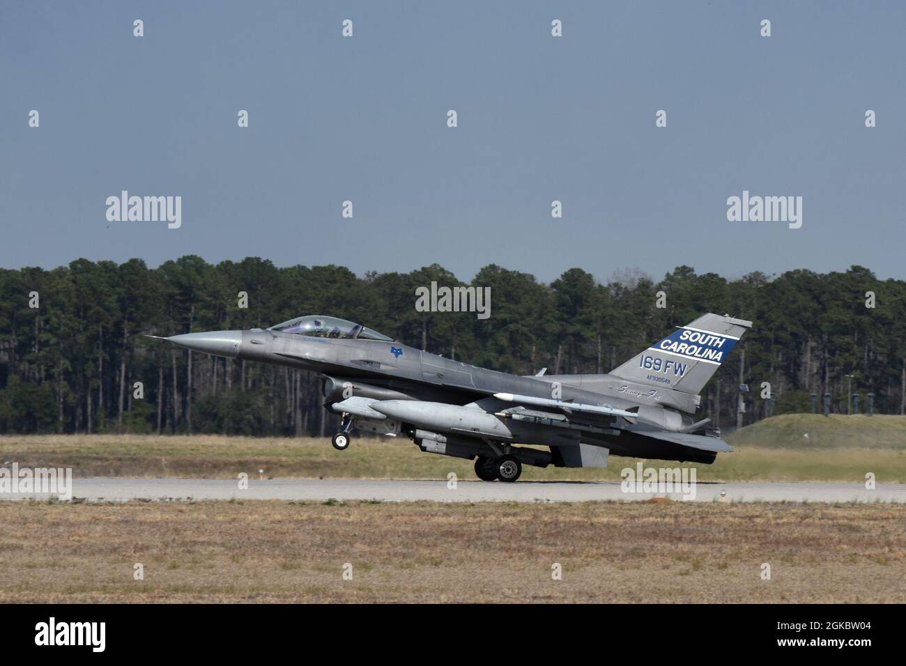 Les F-16 de la U.S. Air Force Fighting Falcon affectés à la 169e Escadre Fighter de la Garde nationale de l'Air de Caroline du Sud retournent à la base de la Garde nationale interarmées de McEntyre, en Caroline du Sud après avoir terminé une mission d'entraînement, le 6 mars 2021. Banque D'Images