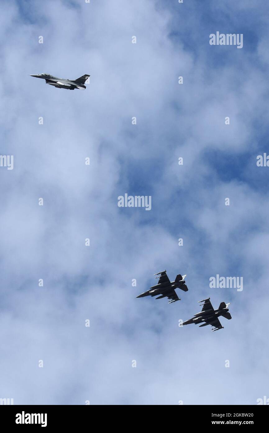 Les F-16 de la U.S. Air Force Fighting Falcon affectés à la 169e Escadre Fighter de la Garde nationale de l'Air de Caroline du Sud retournent à la base de la Garde nationale interarmées de McEntyre, en Caroline du Sud après avoir terminé une mission d'entraînement, le 6 mars 2021. Banque D'Images
