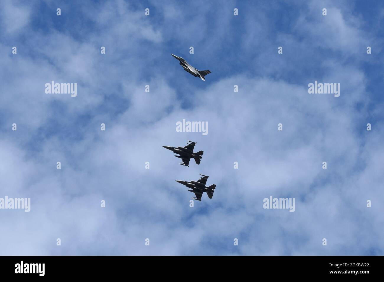 Les F-16 de la U.S. Air Force Fighting Falcon affectés à la 169e Escadre Fighter de la Garde nationale de l'Air de Caroline du Sud retournent à la base de la Garde nationale interarmées de McEntyre, en Caroline du Sud après avoir terminé une mission d'entraînement, le 6 mars 2021. Banque D'Images