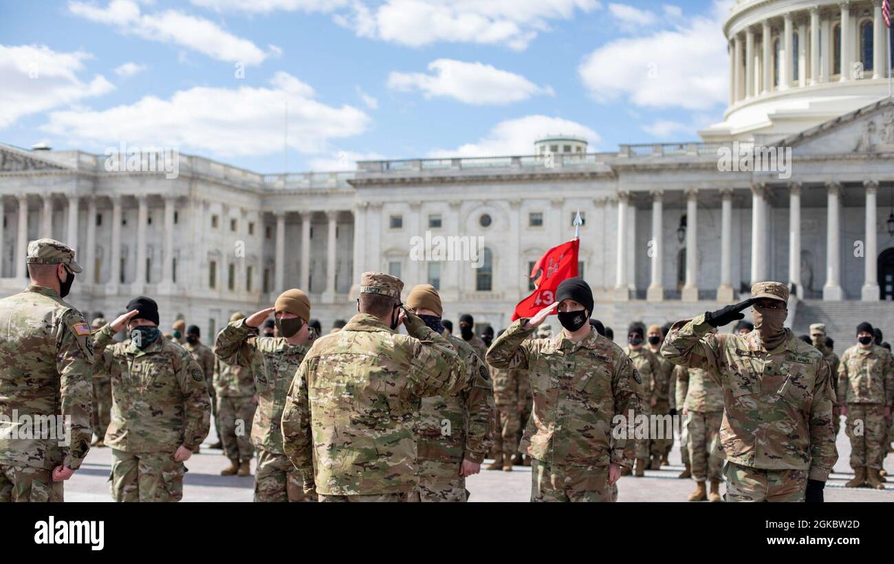 Les soldats américains saluent le lieutenant-colonel Lucas Lanczy, commandant du 107e Bataillon des ingénieurs, 177e Brigade de la police militaire, Garde nationale du Michigan, au Capitole des États-Unis à Washington, D.C., le 6 mars 2021. Environ 1000 soldats sont retournés au Michigan après avoir appuyé l'opération Capitol Response II à la demande du Bureau de la Garde nationale et de la police du Capitole. Banque D'Images