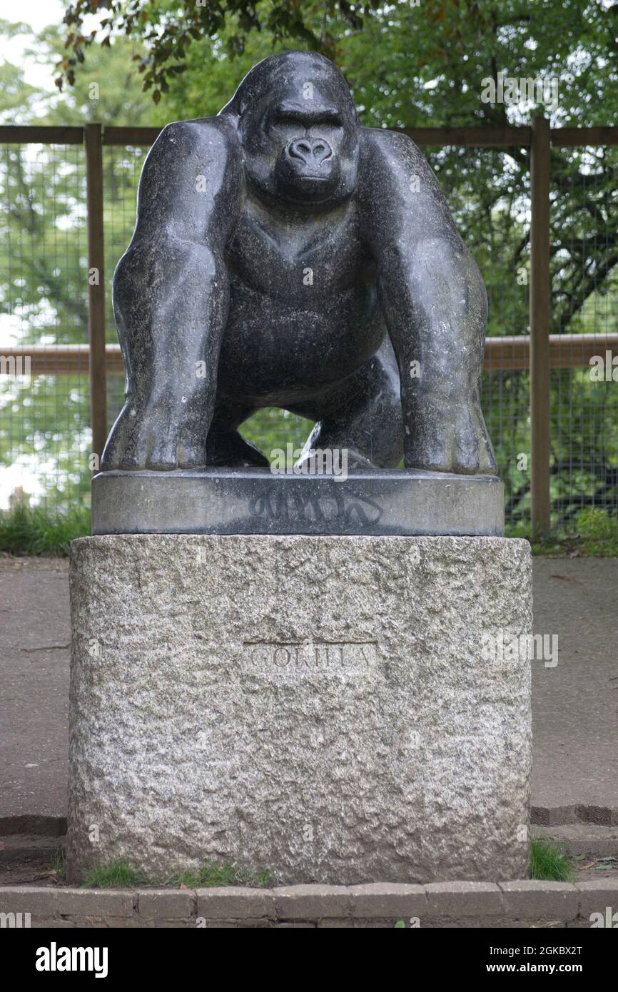 Statue de Guy The gorilla Crystal Palace Park, Londres, Royaume-Uni. Banque D'Images