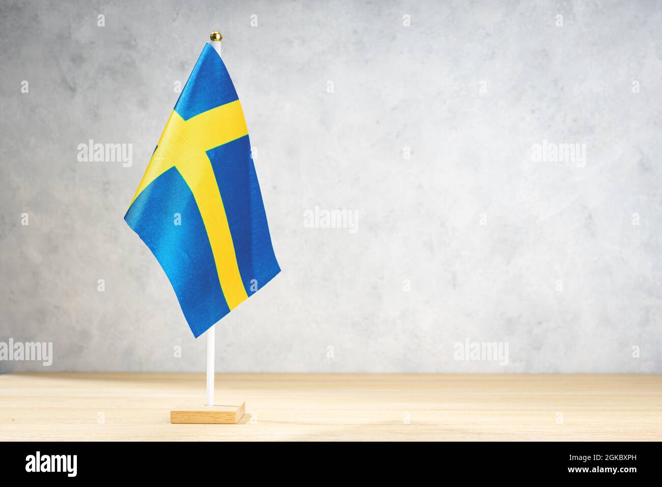 Drapeau de la Suède sur un mur texturé blanc. Espace de copie pour le texte, les conceptions ou les mises en plan Banque D'Images