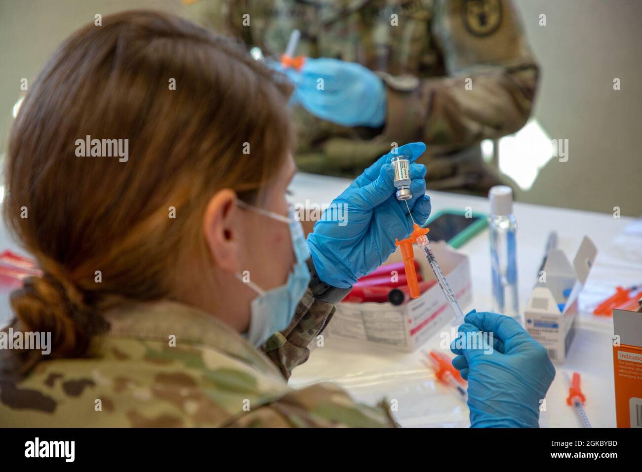 Le 2e lieutenant de l'armée américaine Katlyn Keenan, infirmière chirurgicale médicale active du Brook Army Medical Center, fort Sam Houston, Texas, prépare une dose du vaccin COVID au centre de vaccination communautaire de Fair Park (CVC) à Dallas, le 8 mars 2021. Au cours du mois de l’histoire des femmes, Keenan et ses collègues du Commandement médical de l’Armée des États-Unis préparent les vaccins pour distribution aux voies de vaccination du CVC. Le Commandement du Nord des États-Unis, par l'intermédiaire de l'Armée du Nord des États-Unis, demeure déterminé à fournir un soutien continu et souple du ministère de la Défense à l'Agence fédérale de gestion des urgences dans le cadre du wh Banque D'Images