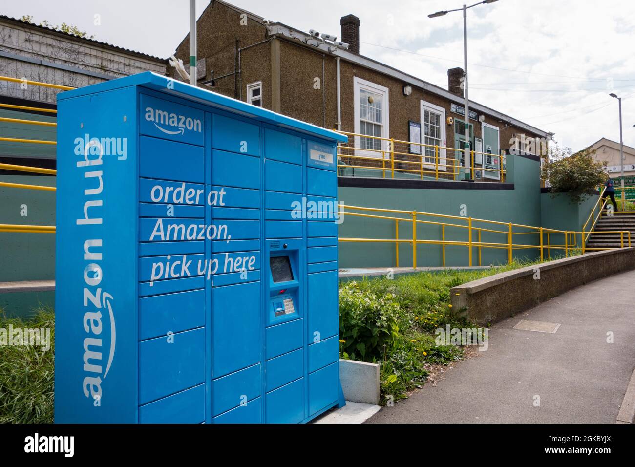 Point de ramassage des commandes en ligne Amazon, Surrey, Royaume-Uni Banque D'Images