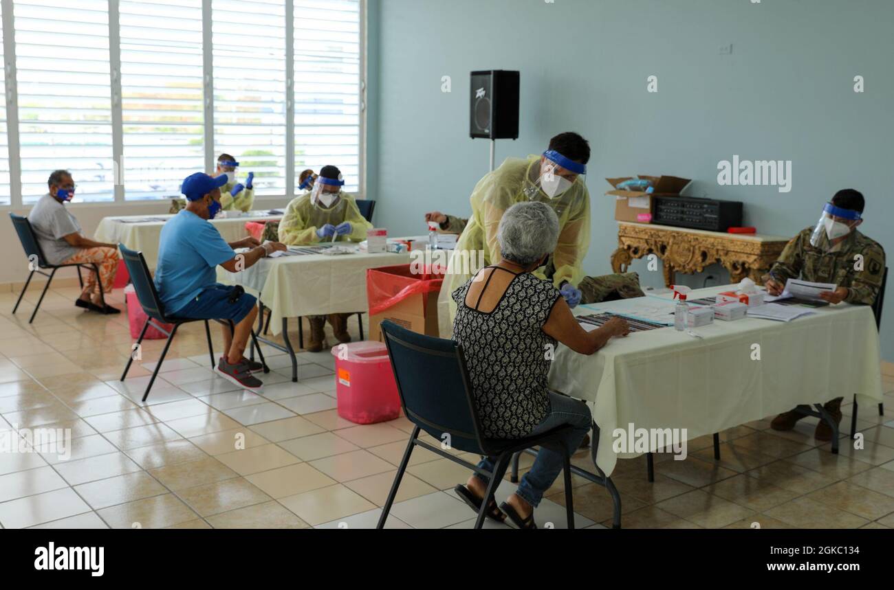 Des soldats et des aviateurs de la Garde nationale de Porto Rico vaccinent les résidents de l'Egida del Policía à Trujillo Alto, Porto Rico, le 8 mars 2021. Les soldats et les aviateurs affectés à la Force opérationnelle interarmées - Porto Rico poursuivent leur engagement sans fin à vacciner tous les citoyens âgés de l'île. Banque D'Images