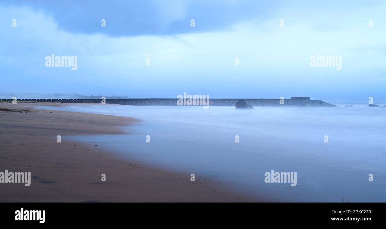 Plage de sable vide dans l'île paradisiaque de Sri Lanka, photographie de la nuit longue exposition. Concept de la situation des covid dans les belles plages, la soie Banque D'Images