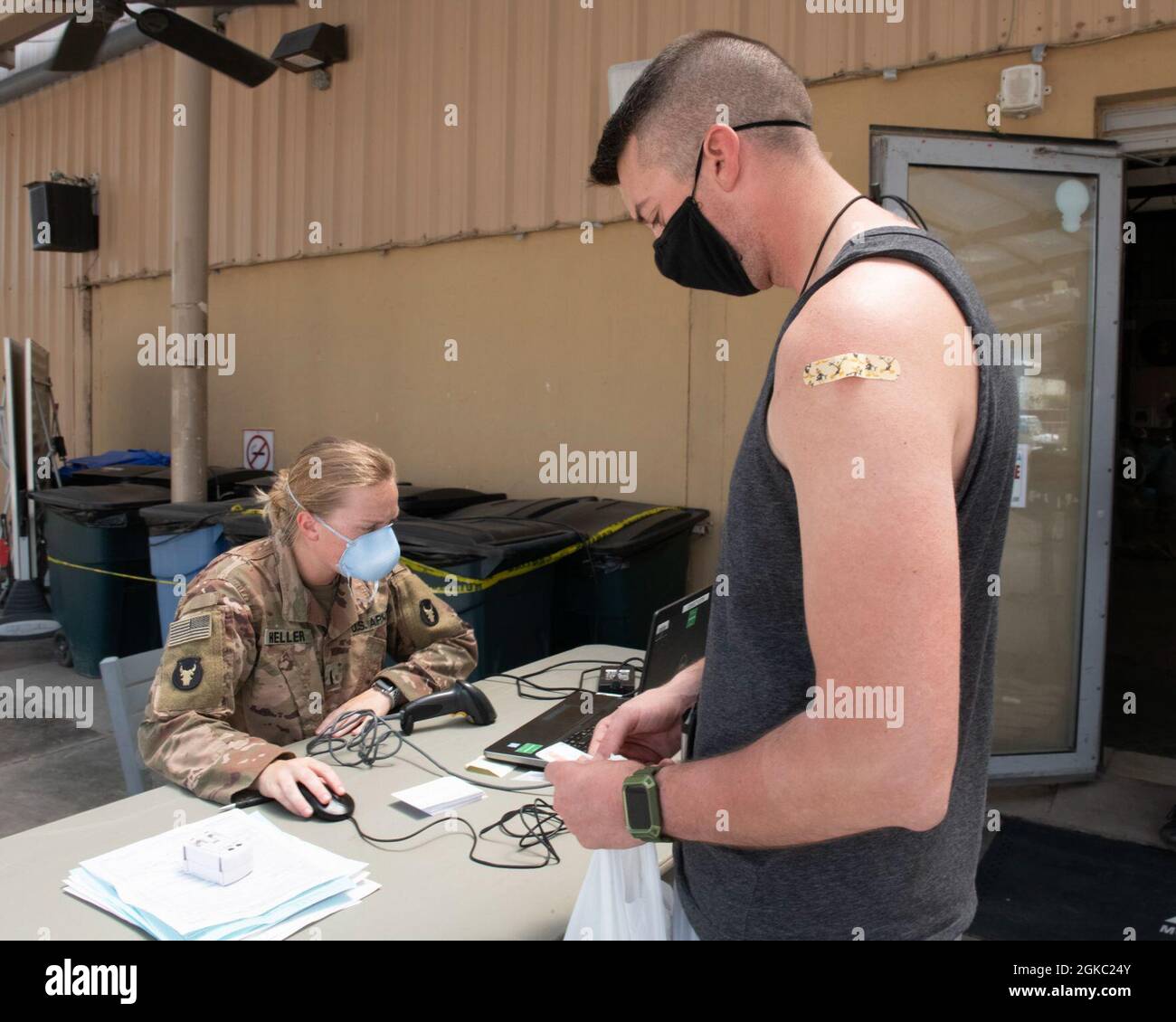 CAMP LEMONNIER, Djibouti (9 mars 2021) — Armée des États-Unis 1er. Le lieutenant Jenna K. Heller, de Waconia, au Minnesota, officier des opérations médicales de la Force opérationnelle Bayonet, scanne l'identification pour le sergent d'état-major. Timothy Vanhorn de Kewanee, dans l'Illinois, après avoir reçu la deuxième dose du vaccin Moderna COVID-19 lors d'un événement de vaccination au Camp Lemonnier, Djibouti, le 9 mars 2021. C'est la première fois que la deuxième dose est administrée sur cette base. Le camp Lemonnier est une installation opérationnelle qui permet aux forces américaines, alliées et partenaires d'être là et quand elles sont nécessaires pour assurer la sécurité en Europ Banque D'Images