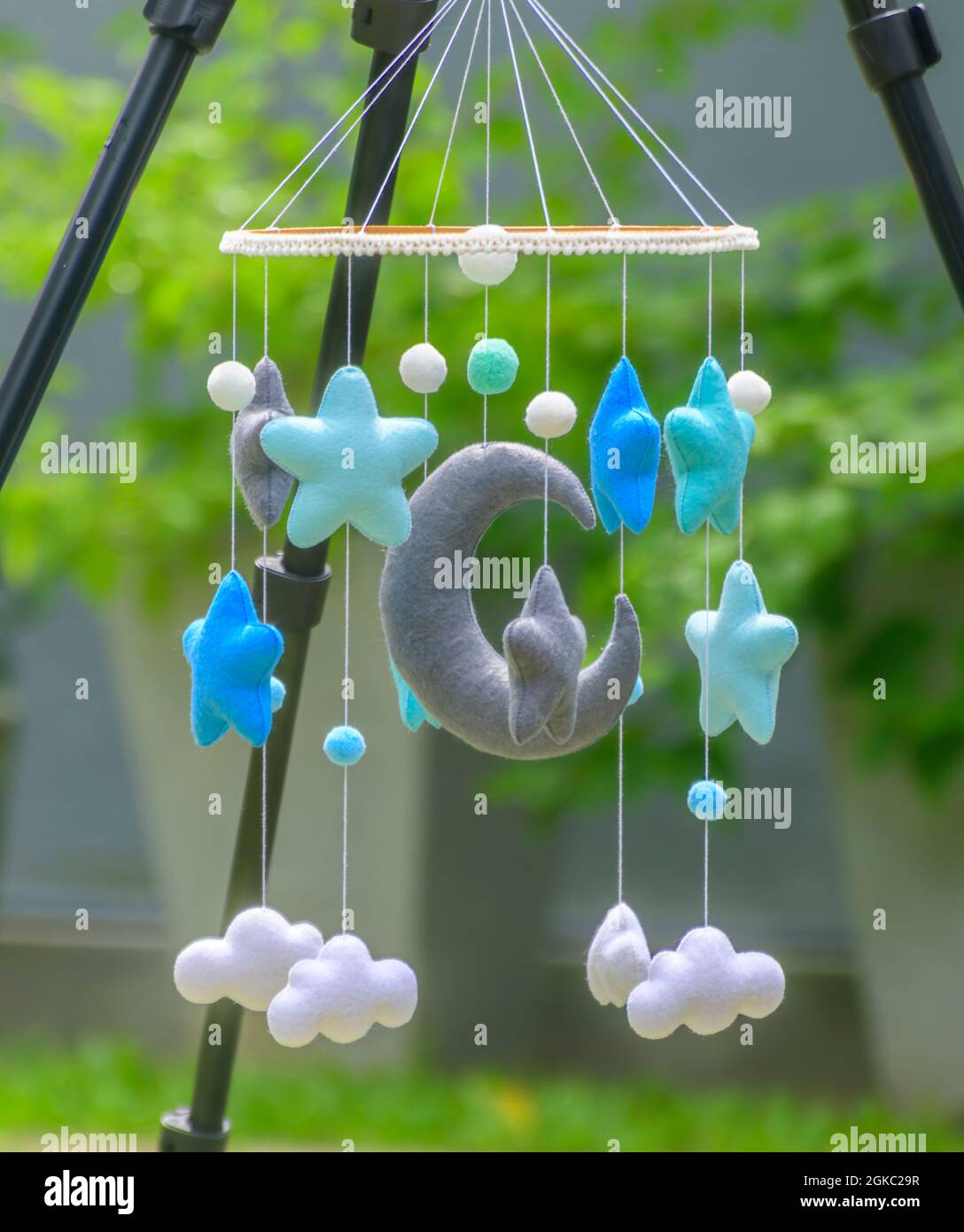 Le Mobile De Berceau De Bebe Est Suspendu D Un Trepied D Appareil Photo Dans Le Jardin Exterieur Belle Lune En Forme D Etoile Et Magnifique Mobile Pour Bebe Photo Stock Alamy