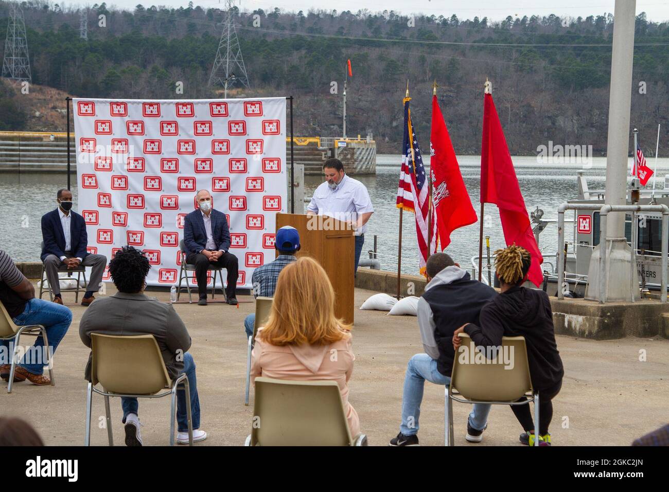 Le U.S. Army corps of Engineers Little Rock District et ses partenaires le long du système de navigation sur la rivière Arkansas McClellan-Kerr ont baptisé un nouveau navire d'arpentage lors d'une cérémonie tenue au terminal maritime de Russellville le 9 mars 2021. Le P/V Peevy a été officiellement mis en service aujourd’hui à la suite d’un baptême de bateau traditionnel et de la rupture d’une bouteille de champaign sur l’arc du navire. Le nouveau navire de surveillance porte le nom de Robert Uyless Peevy, né le 7 juillet 1951, et décédé le 23 août 2011. Peevy a servi la majeure partie de sa longue et dévouée carrière comme opérateur de bateau sur des navires similaires. Son dévouement à Banque D'Images