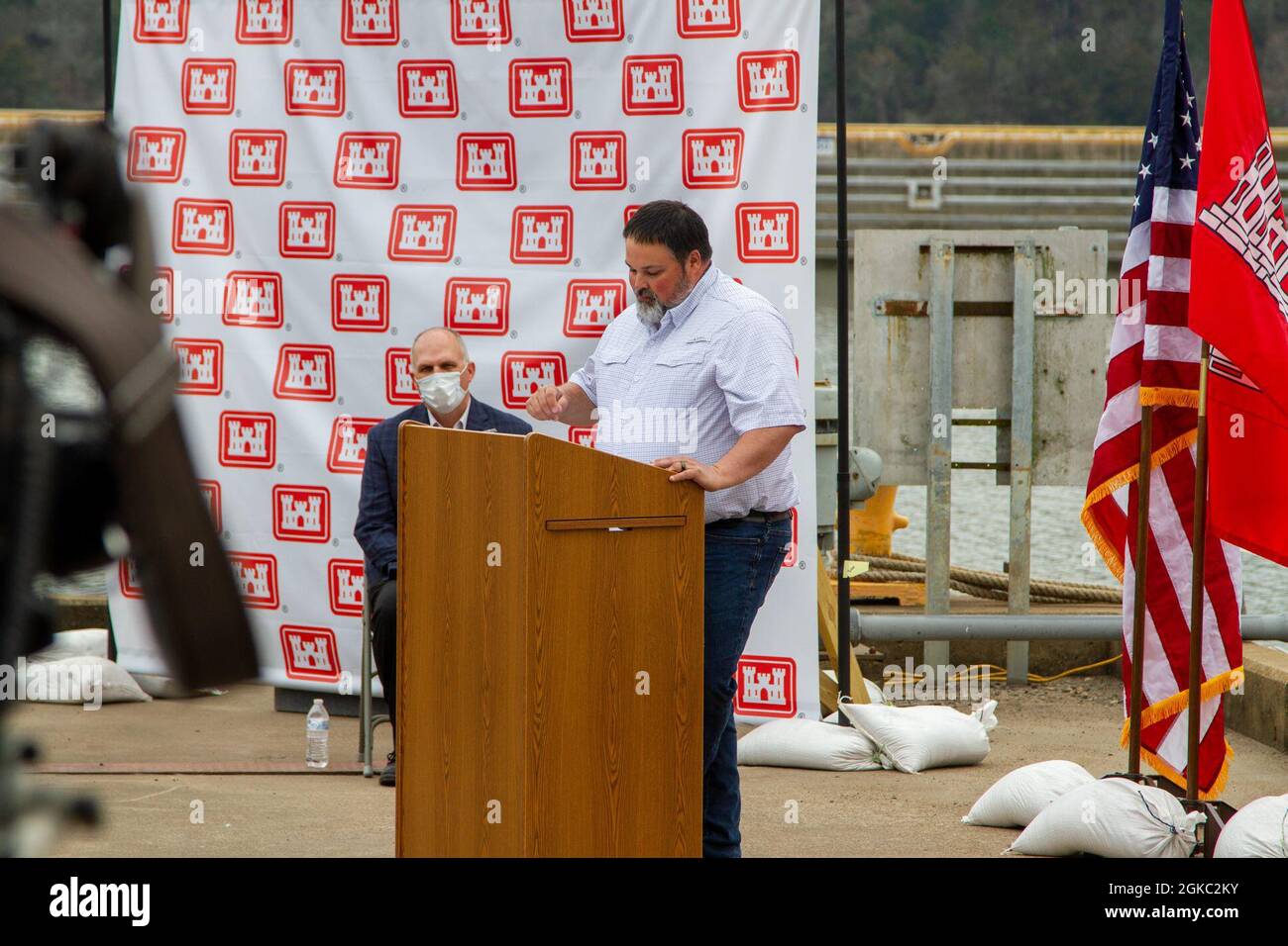 Le U.S. Army corps of Engineers Little Rock District et ses partenaires le long du système de navigation sur la rivière Arkansas McClellan-Kerr ont baptisé un nouveau navire d'arpentage lors d'une cérémonie tenue au terminal maritime de Russellville le 9 mars 2021. Le P/V Peevy a été officiellement mis en service aujourd’hui à la suite d’un baptême de bateau traditionnel et de la rupture d’une bouteille de champaign sur l’arc du navire. Le nouveau navire de surveillance porte le nom de Robert Uyless Peevy, né le 7 juillet 1951, et décédé le 23 août 2011. Peevy a servi la majeure partie de sa longue et dévouée carrière comme opérateur de bateau sur des navires similaires. Son dévouement à Banque D'Images