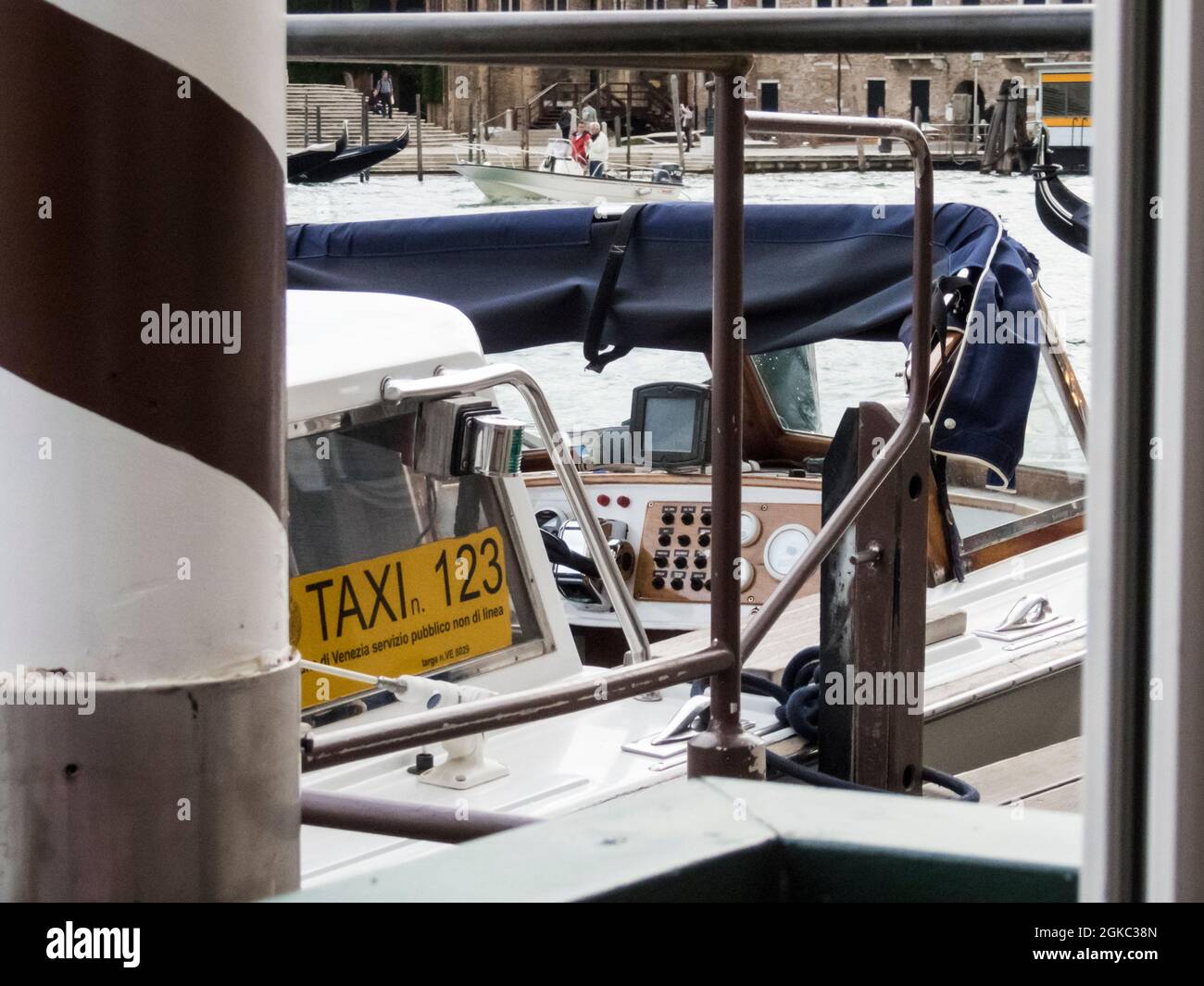 VENISE, ITALIE - VERS MAI, 2016: Grand Canal et des sous-sols historiques, vue de la belle architecture et de la vie en bateau de Venise, Italie. Banque D'Images