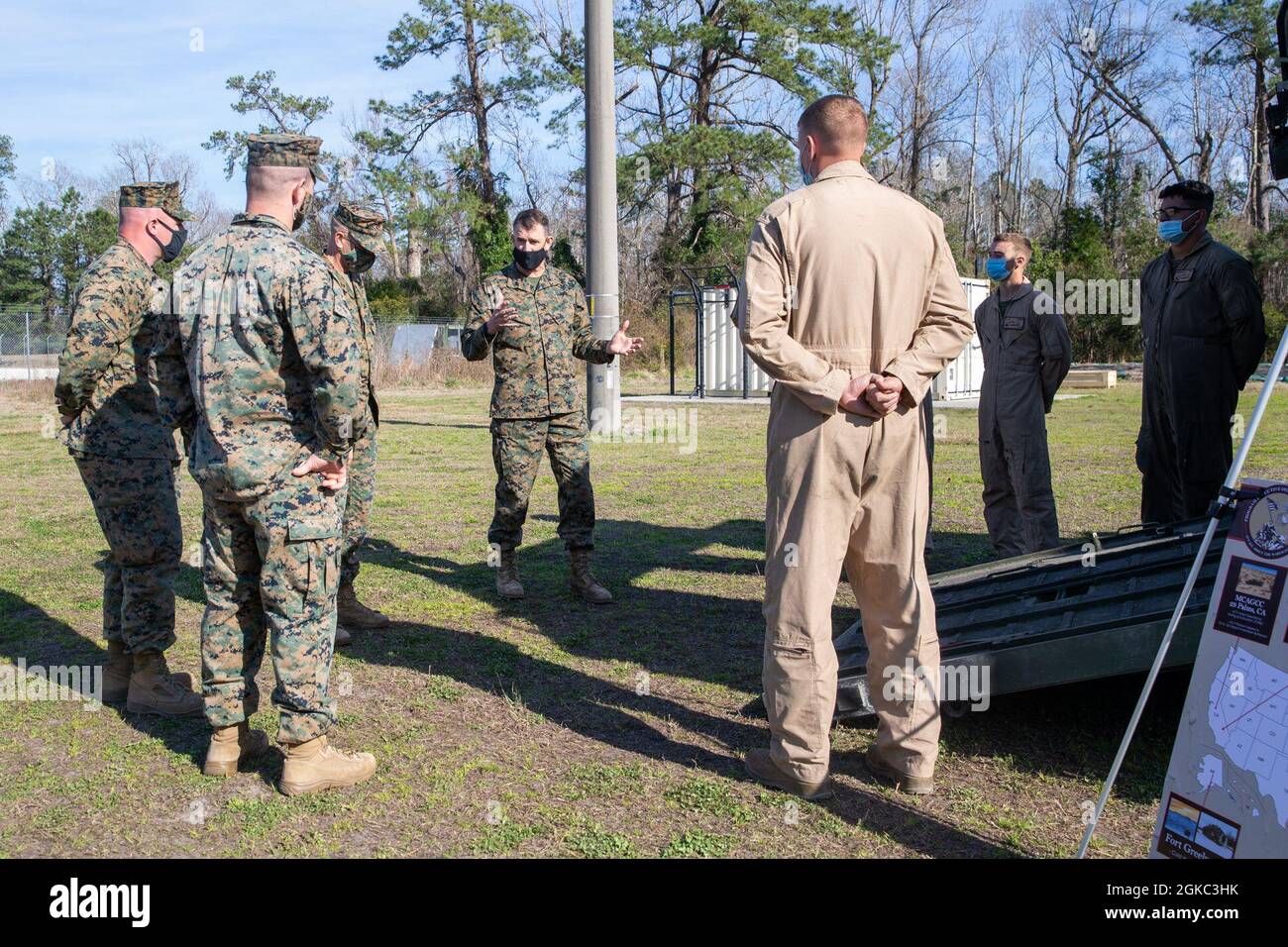 Le général de division Francis Donovan, commandant général de la division marine 2d, parle avec Marines d'un véhicule de combat amphibie (ACV) lors d'une exposition statique sur le Camp Lejeune, N.C., le 9 mars 2021. Pendant l'exposition, Marines a acquis des connaissances et une connaissance du nouveau véhicule. L'ACV remplace le véhicule amphibie d'assaut actuellement utilisé autour du corps des Marines et fournira une plate-forme d'assaut amphibie plus moderne et plus avancée qui accroîtra les capacités maritimes du corps des Marines en tant que force expéditionnaire navale. Banque D'Images