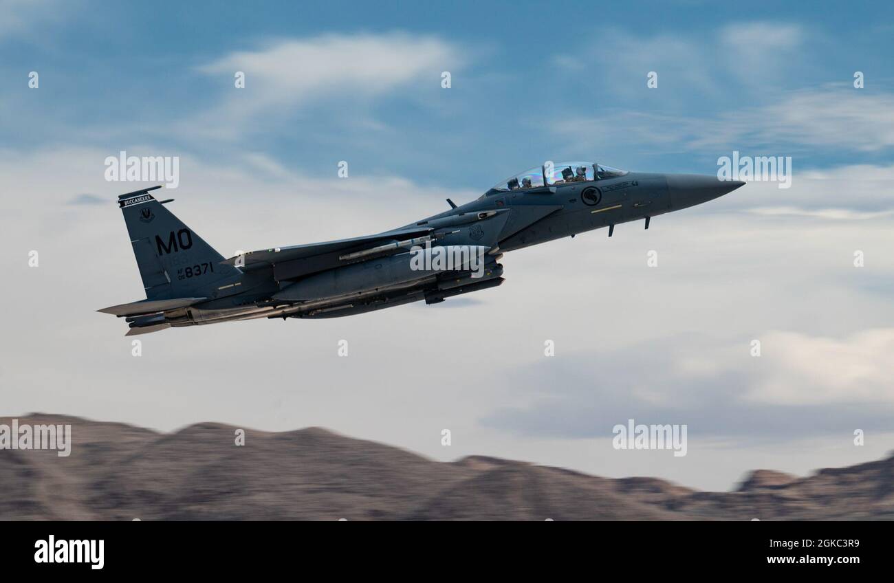 Un F-15SG Strike Eagle, affecté au 428e Escadron de chasseurs, base aérienne de Mountain Home, Idaho, prend son envol pour une mission durant le drapeau rouge 21-2, à la base aérienne de Nellis, Nevada, le 9 mars 2021. Le F-15SG est une variante du F-15E Strike Eagle de la Force aérienne des États-Unis et il est utilisé par la Force aérienne de la République de Singapour. Banque D'Images
