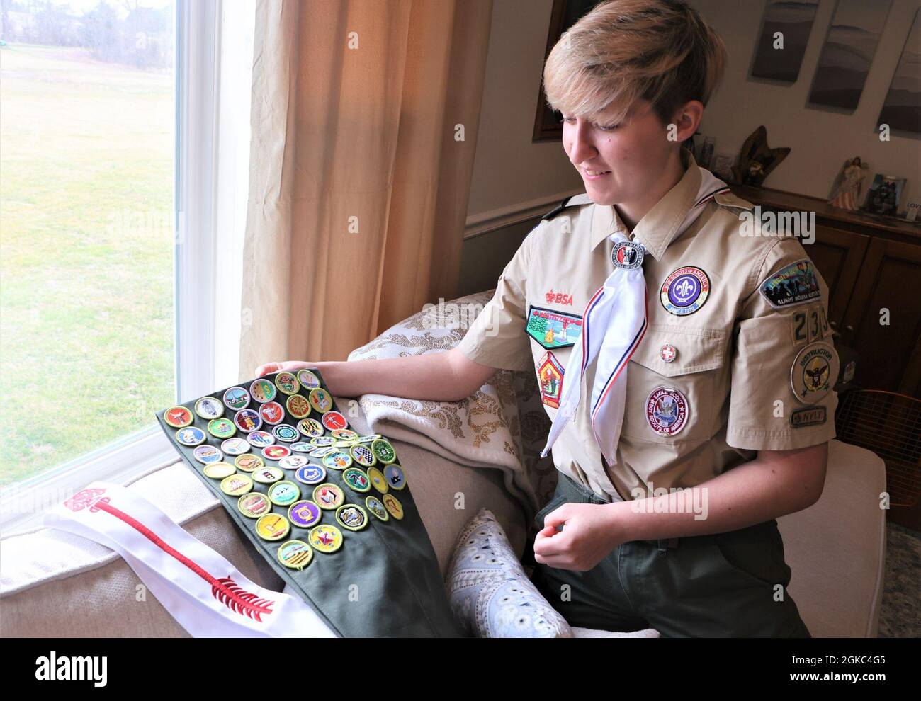Miranda Zopfi, de Rineyville, Kentucky, montre ses nombreux insignes et distinctions remportées en tant que scout d'Amérique. Elle ne rejoint qu'un millier de filles dans tout le pays comme première classe inaugurale féminine du rang de scout d'aigle. Banque D'Images