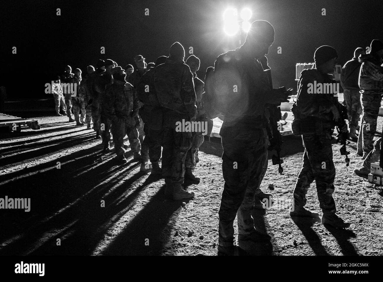 Les soldats de la garde nationale de l'Armée de Washington, affectés au 3e Bataillon, 161 Infantry Regiment 'Shark Rifles', 81e équipe de combat de la Brigade Stryker, se réunissent pour dîner à la base opérationnelle avancée de la zone de soutien logistique Santa Fe, fort Irwin, Californie, le 9 mars 2021. Les soldats du « fusil noir » mènent un exercice d’entraînement sur le terrain d’un mois en préparation de leur déploiement en Pologne au printemps prochain, en soutien à la force multinationale Enhanced Forward Presence. Banque D'Images