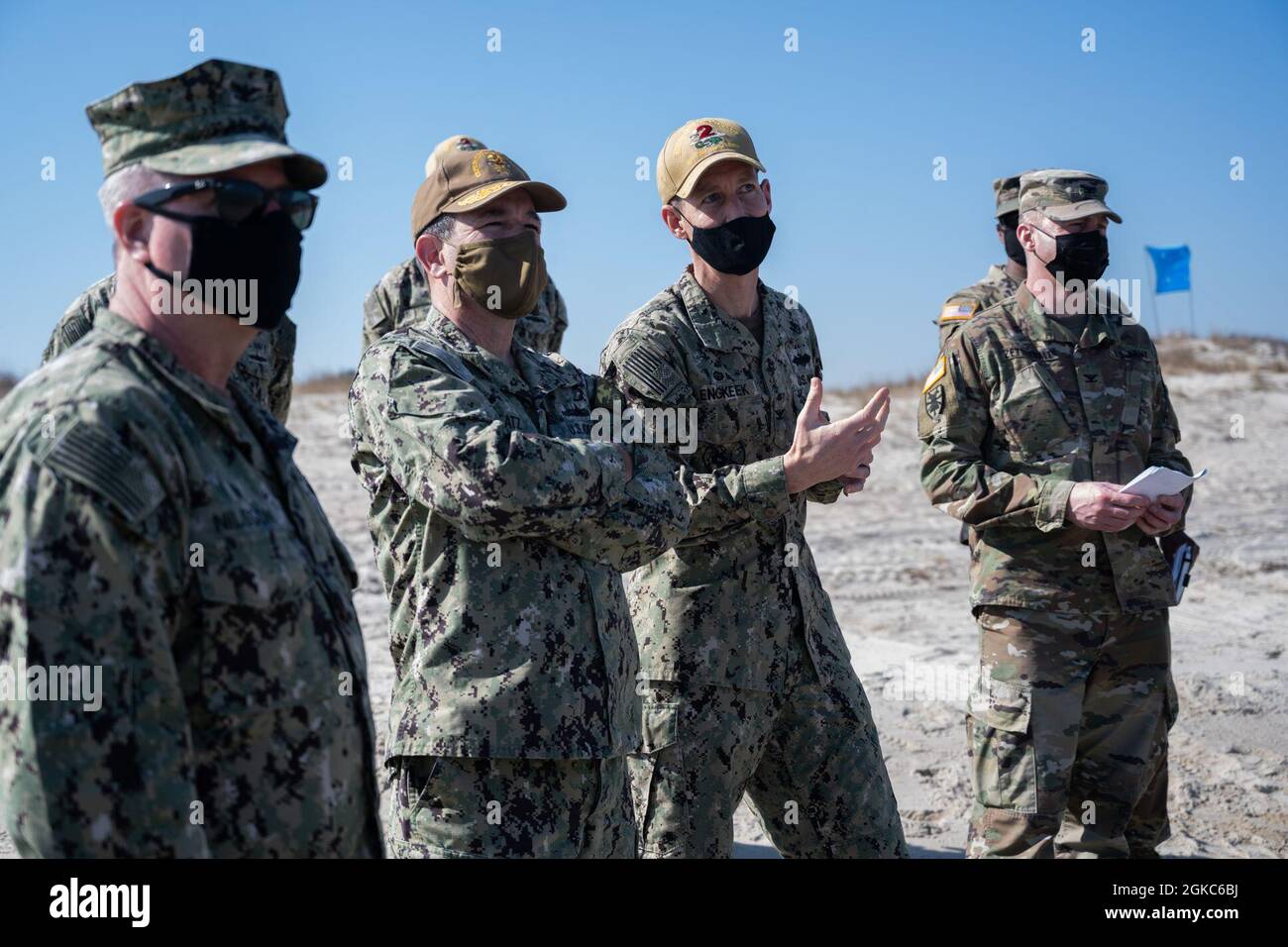 VIRGINIA BEACH, Virginie, ADM. Arrière Robert Katz (Centre gauche), commandant du Groupe de grève expéditionnaire (ESG) 2, et le capitaine Jeffrey D. Lengkeek (Centre droit), commandant du Bataillon de construction amphibie (BCA) 2, discutent des capacités de la mission lors de l'entraînement du système de transfert de liquides en vrac amphibie (ABLTS) à la base expéditionnaire interarmées Little Creek le 10 mars 2021. La formation a été menée en vue de la préparation des futures opérations de logistique conjointe sur terre. Banque D'Images