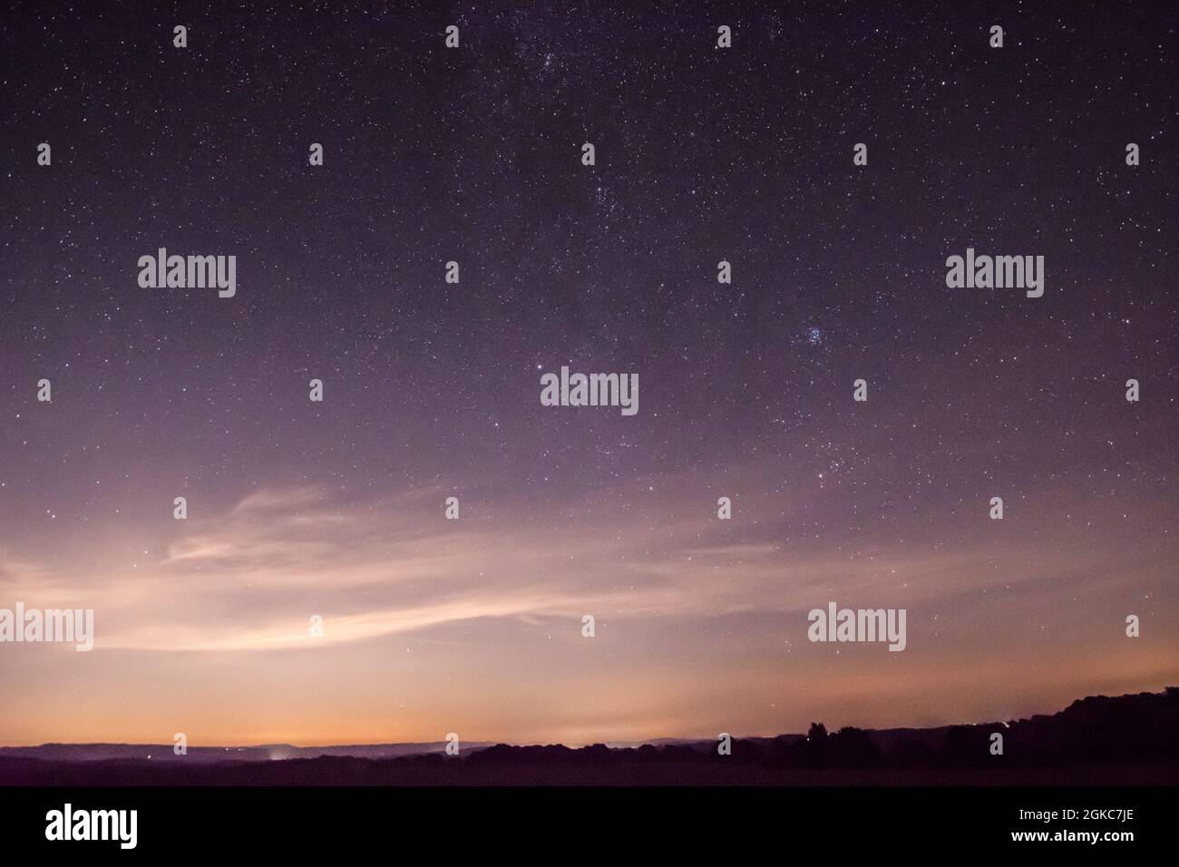 La pollution lumineuse éclaire le ciel nocturne au-dessus de Londres, vu de près de Midhurst, West Sussex, UK, Milky Way et Pleiades dans un ciel étoilé Banque D'Images